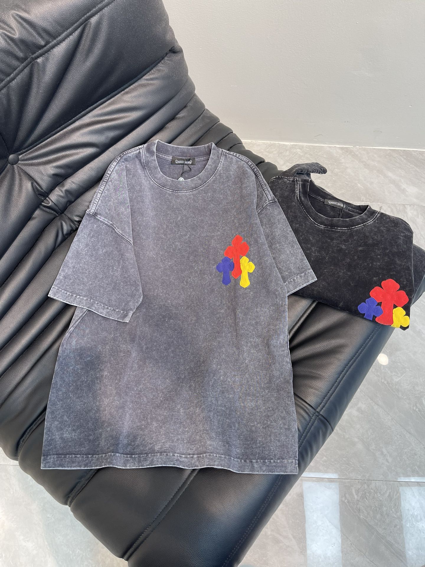 NO:327179,Chrome Hearts* 25 Spring and Summer New Cross Print Short-Sleeve T-shirt. Pure cotton washing and aging process. The washing fabric is not limited to basic colors, but also has rich aging effects to meet different style needs. The fabric is breathable and comfortable, with unique design, integrating the brand's fashion elements, making people feel a unique artistic charm and cultural heritage. This T-shirt can make you the focus, easily control various styles, and show your personality charm. OS large version, the same style as men and women!  S-XL, chrome hearts, chrome hearts, T-shirt, tees, t-shirt, alexander wang19860909Chrome Hearts*克罗心25春夏新款十字架印花短袖T恤.纯棉水洗做旧工艺, 水洗面料不仅限于基础色彩,更有丰富的 做旧效果,满足不同风格需求.面料透气舒适,设计独特,融合了品牌的时尚元素,让人感受到一种独特的艺术魅力与文化底蕴.这款T恤都能让你成为焦点,轻松驾驭各种风格,展现个性魅力.OS大版型,男女同款！S-XL,,chrome hearts,chrome hearts,T-shirt,tees，t-shirt,alexander wang,Women's clothing