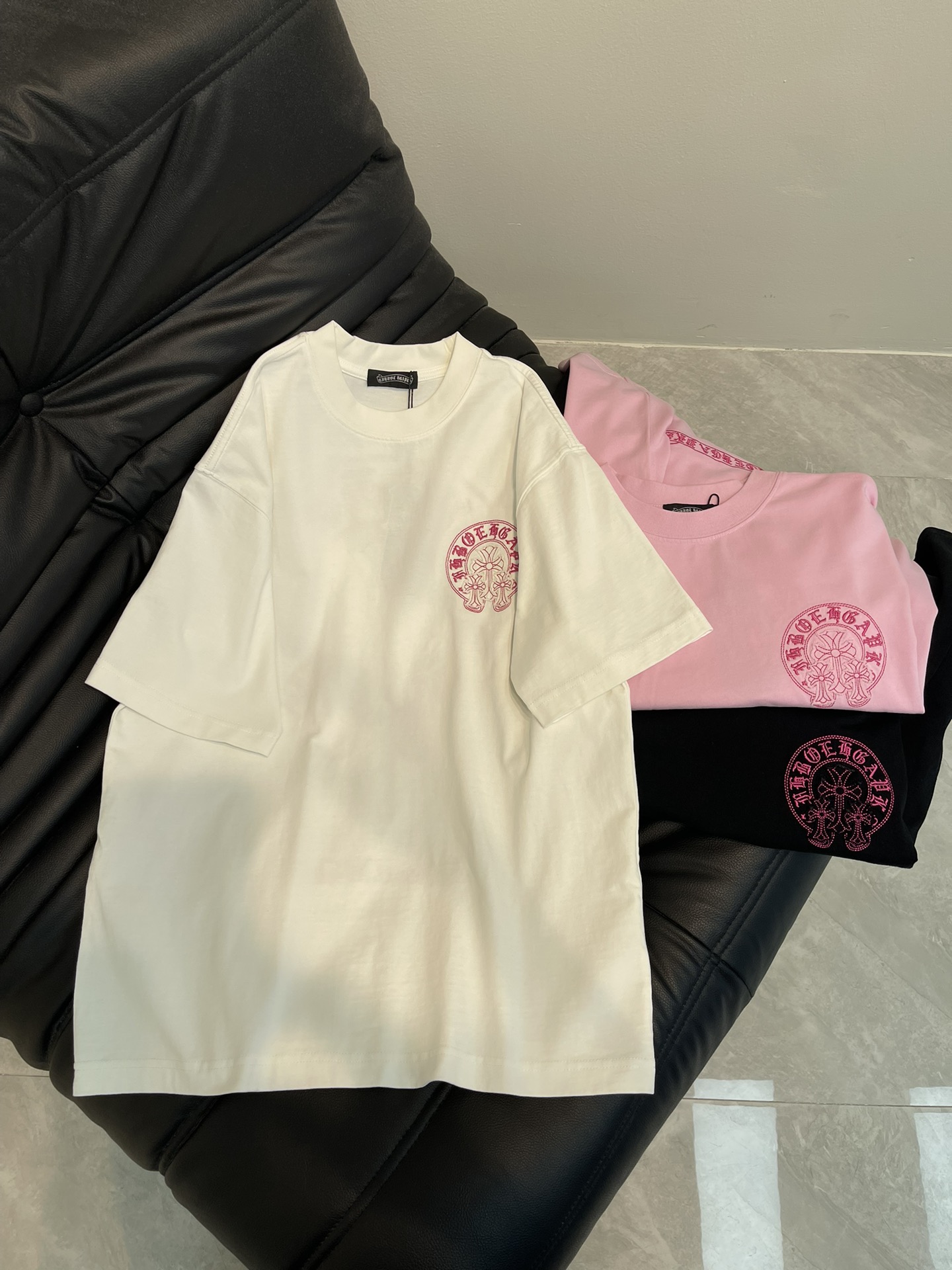 NO:327182,Chrome Hearts* 25 Spring and Summer New Sanskrit Embroidered Cross Applique Short-sleeved T-shirt. Pure cotton washing and aging process. The washing fabric is not limited to basic colors, but also has rich aging effects to meet different style needs. The fabric is breathable and comfortable, with unique design, integrating the brand's fashion elements, making people feel a unique artistic charm and cultural heritage. This T-shirt can make you the focus, easily control various styles, and show your personality charm. OS large version, the same style as men and women!  S-XL, chrome hearts, chrome hearts, T-shirt, tees, t-shirt, alexander wang19860909Chrome Hearts*克罗心25春夏新款梵文刺绣十字架贴布短袖T恤.纯棉水洗做旧工艺, 水洗面料不仅限于基础色彩,更有丰富的 做旧效果,满足不同风格需求.面料透气舒适,设计独特,融合了品牌的时尚元素,让人感受到一种独特的艺术魅力与文化底蕴.这款T恤都能让你成为焦点,轻松驾驭各种风格,展现个性魅力.OS大版型,男女同款！S-XL,,chrome hearts,chrome hearts,T-shirt,tees，t-shirt,alexander wang,Women's clothing