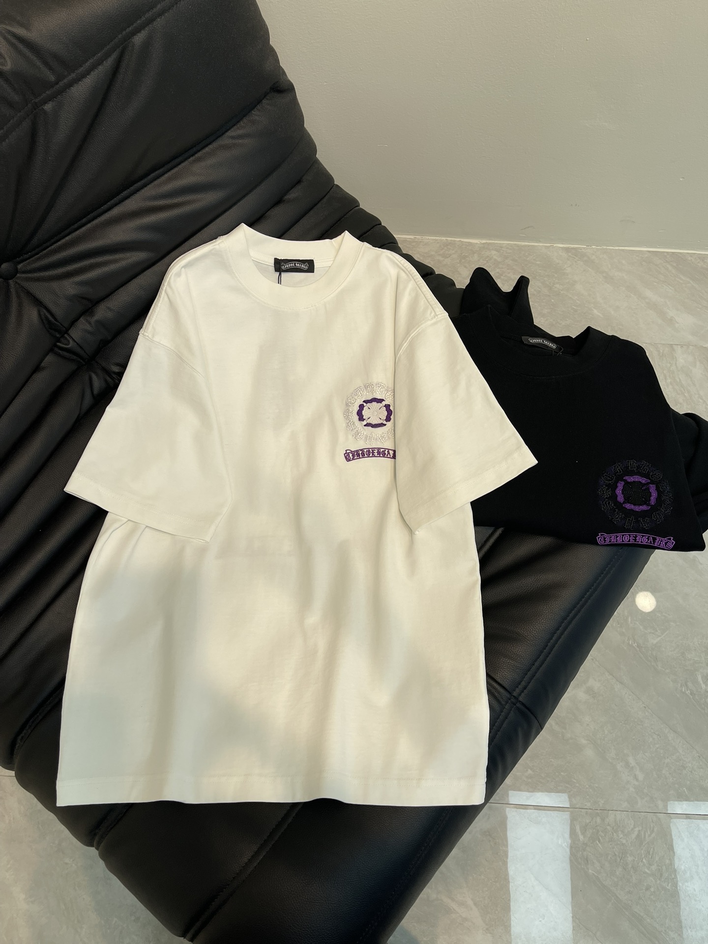 NO:327185,Chrome Hearts* 25 Spring and Summer New Sanskrit Cross Applique Embroidered Short-sleeved T-shirt. Pure cotton washing and aging process. The washing fabric is not limited to basic colors, but also has rich aging effects to meet different style needs. The fabric is breathable and comfortable, with unique design, integrating the brand's fashion elements, making people feel a unique artistic charm and cultural heritage. This T-shirt can make you the focus, easily control various styles, and show your personality charm. OS large version, the same style as men and women!  S-XL, chrome hearts, chrome hearts, T-shirt, tees, t-shirt, alexander wang19860909Chrome Hearts*克罗心25春夏新款梵文十字架贴布刺绣短袖T恤.纯棉水洗做旧工艺, 水洗面料不仅限于基础色彩,更有丰富的 做旧效果,满足不同风格需求.面料透气舒适,设计独特,融合了品牌的时尚元素,让人感受到一种独特的艺术魅力与文化底蕴.这款T恤都能让你成为焦点,轻松驾驭各种风格,展现个性魅力.OS大版型,男女同款！S-XL,,chrome hearts,chrome hearts,T-shirt,tees，t-shirt,alexander wang,Women's clothing