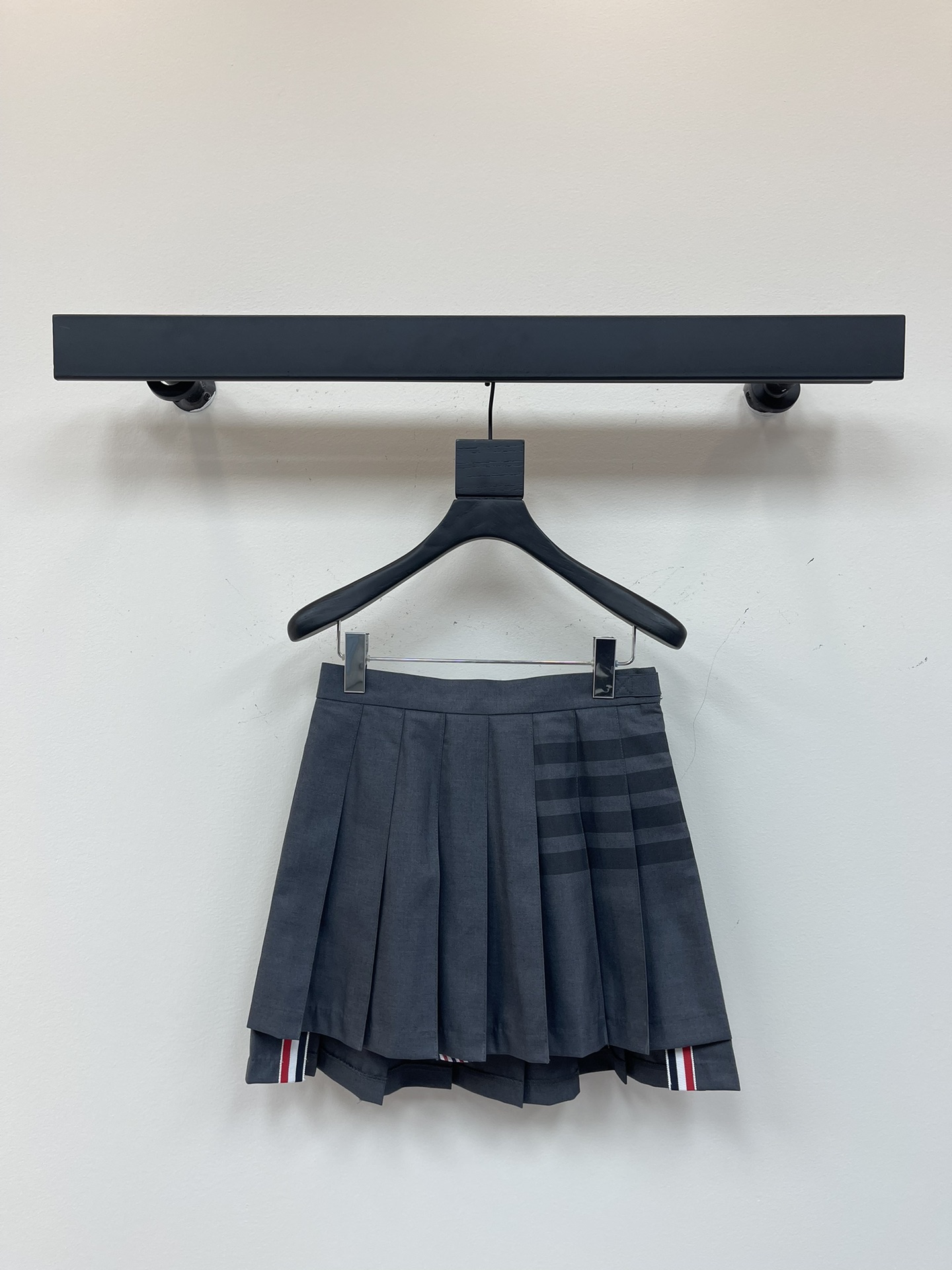 NO:500581,TB*25 new super age-reducing college-style pleated skirt. The upper body is full of age-reducing feeling. The skirt adopts a pleated design. The classic webbing embellishment looks very good. The upper body instantly becomes a beautiful girl with long legs. Size 0.1.2.3, skirts, alexander wang19860909TB*25新款超级减龄学院风压褶半裙 上身就是满满的减龄感 半裙采用压褶设计 裙摆经典织带拼接点缀很好看 上身秒变大长腿美少女 尺码0.1.2.3,,skirts,alexander wang,Women's clothing