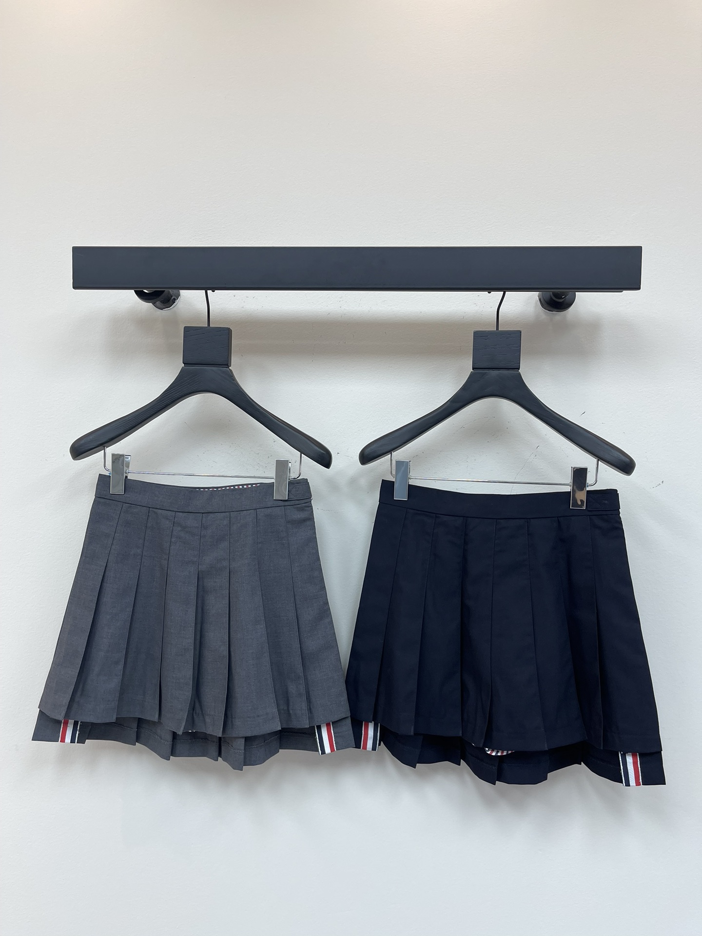 NO:500554,TB*25 new age-reducing college style pleated skirt super rescue to modify your legs High waist design Heavy pleated splicing of the entire skirt Heavy fabric lining YB lining versatile style can be worn in all four seasons Size 0.1.2.3, skirts, alexander wang19860909TB*25新款减龄学院风压褶半裙超级拯救修饰你的腿型 高腰版型设计 整个裙摆重工百褶拼接 非常费面料 内衬YB里布 百搭款四个季节都可以穿 尺码0.1.2.3,,skirts,alexander wang,Women's clothing