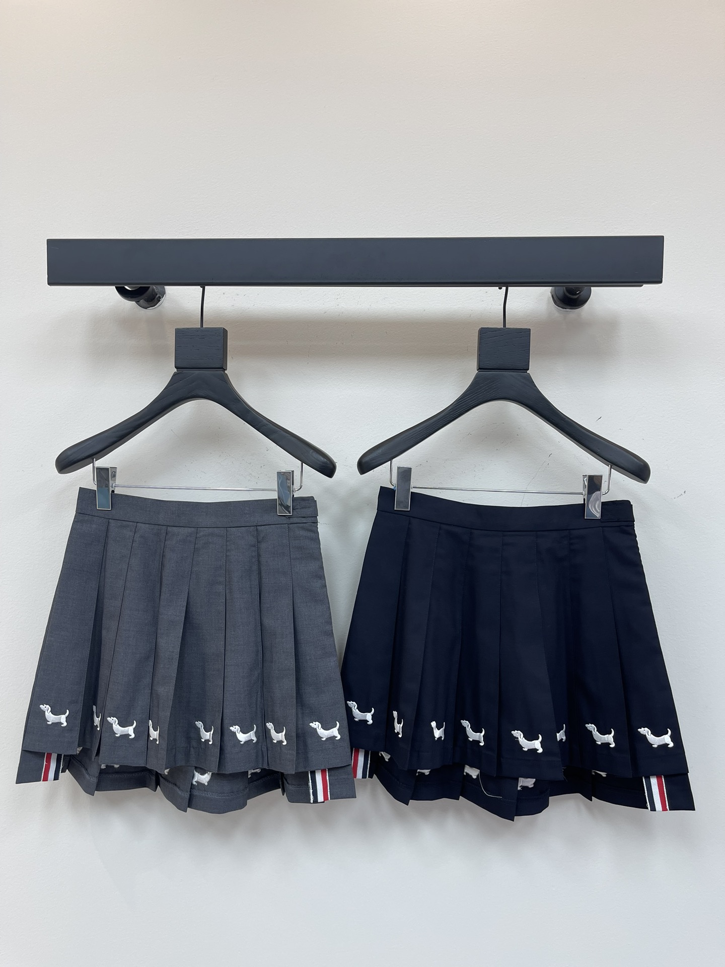 NO:500563,TB*25 new age-reducing college style puppy embroidered pleated skirt super rescue to modify your legs High waist design Heavy pleated splicing of the entire skirt Heavy fabric lining YB lining versatile style can be worn in all four seasons Size 0.1.2.3, skirts, alexander wang19860909TB*25新款减龄学院风小狗刺绣压褶半裙超级拯救修饰你的腿型 高腰版型设计 整个裙摆重工百褶拼接 非常费面料 内衬YB里布 百搭款四个季节都可以穿 尺码0.1.2.3,,skirts,alexander wang,Women's clothing