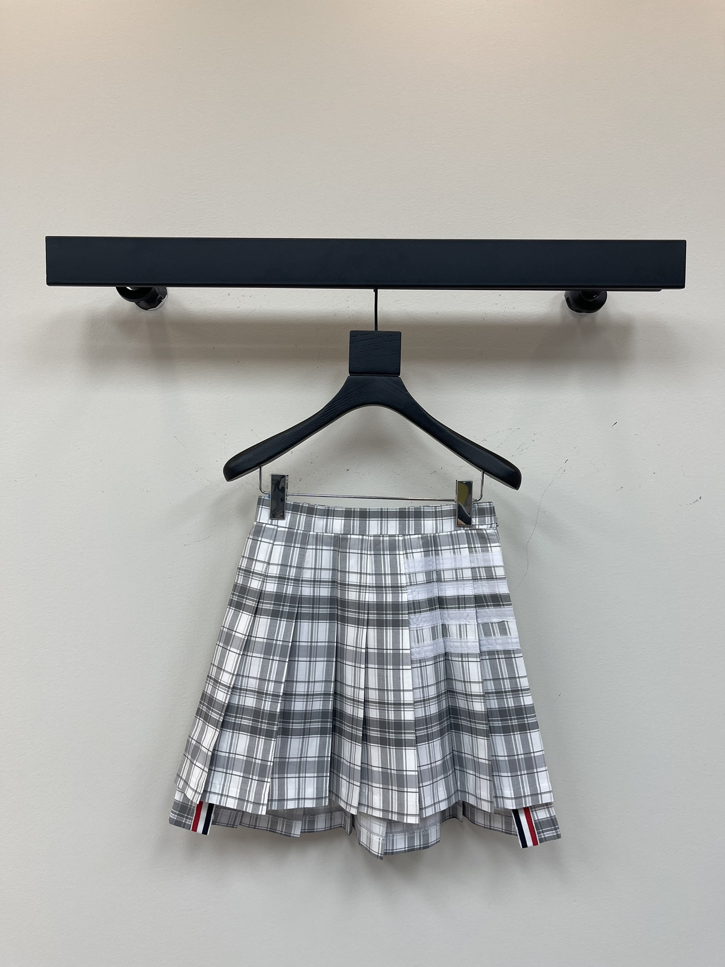 NO:500566,TB*25 new age-reducing college style pleated skirt super rescue to modify your legs High waist design Heavy pleated splicing of the entire skirt Heavy fabric lining YB lining versatile style can be worn in all four seasons Size 0.1.2.3, skirts, alexander wang19860909TB*25新款减龄学院风格纹压褶半裙超级拯救修饰你的腿型 高腰版型设计 整个裙摆重工百褶拼接 非常费面料 内衬YB里布 百搭款四个季节都可以穿 尺码0.1.2.3,,skirts,alexander wang,Women's clothing