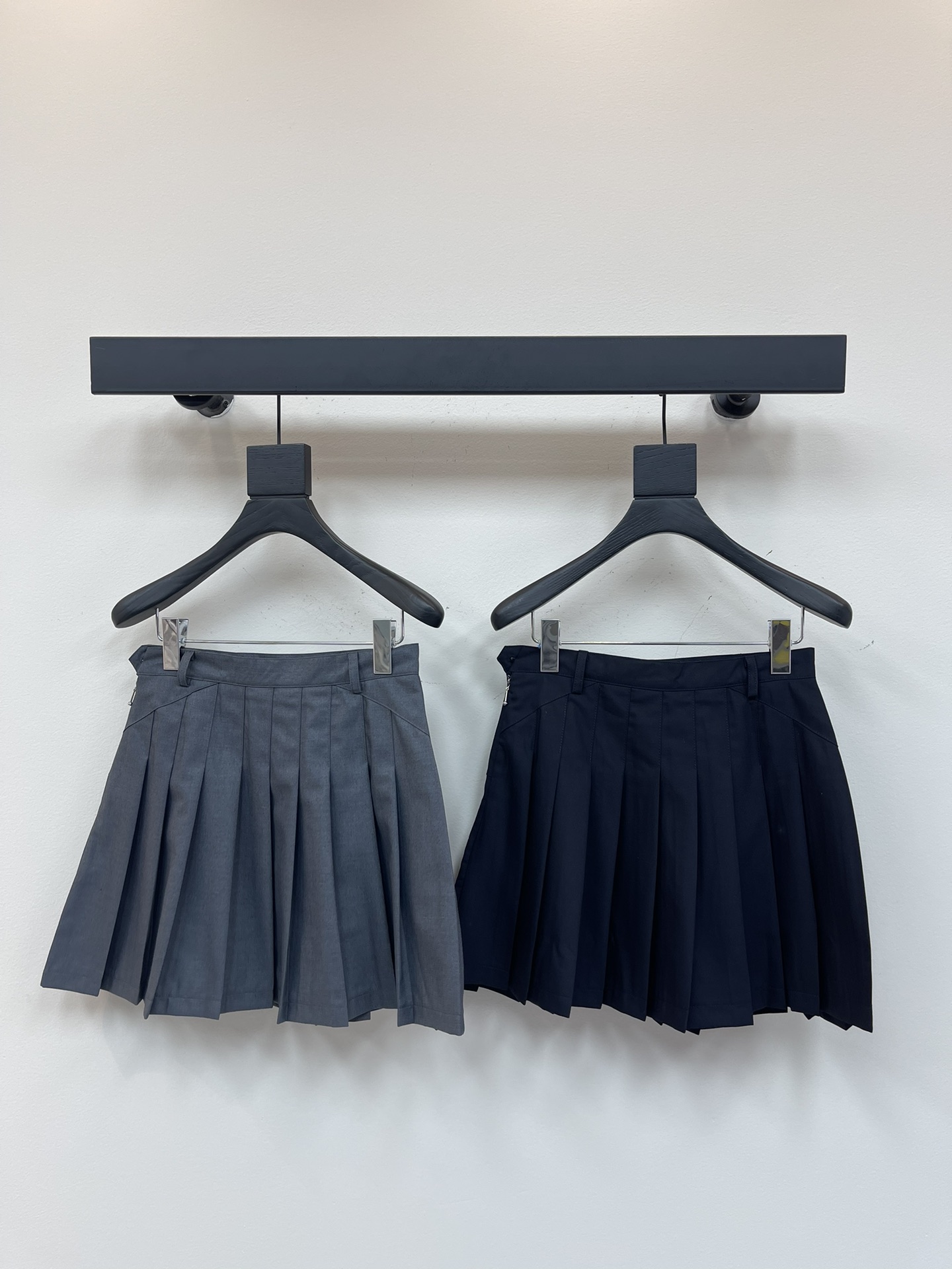 NO:500560,TB*25 new age-reducing college style pleated skirt super rescue to modify your legs High waist design Heavy pleated splicing of the entire skirt Heavy fabric lining YB lining versatile style can be worn in all four seasons Size 0.1.2.3, skirts, alexander wang19860909TB*25新款减龄学院风压褶半裙超级拯救修饰你的腿型 高腰版型设计 整个裙摆重工百褶拼接 非常费面料 内衬YB里布 百搭款四个季节都可以穿 尺码0.1.2.3,,skirts,alexander wang,Women's clothing