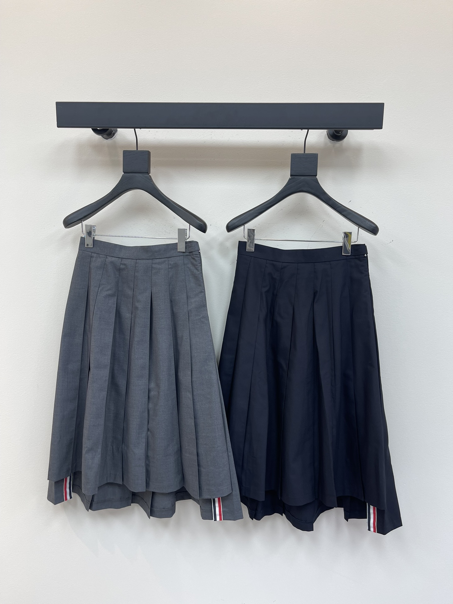 NO:327181,TB*25 spring and summer latest age-reducing college style pleated long skirt double-sided webbing decoration Super rescue and modify your legs High waist design Heavy pleated splicing of the entire skirt Heavy fabric lining YB lining versatile style can be worn in all four seasons Size 0.1.2.3, skirts, alexander wang19860909TB*25春夏最新款减龄学院风压褶长裙双侧织带装饰 超级拯救修饰你的腿型 高腰版型设计 整个裙摆重工百褶拼接 非常费面料 内衬YB里布 百搭款四个季节都可以穿 尺码0.1.2.3,,skirts,alexander wang,Women's clothing