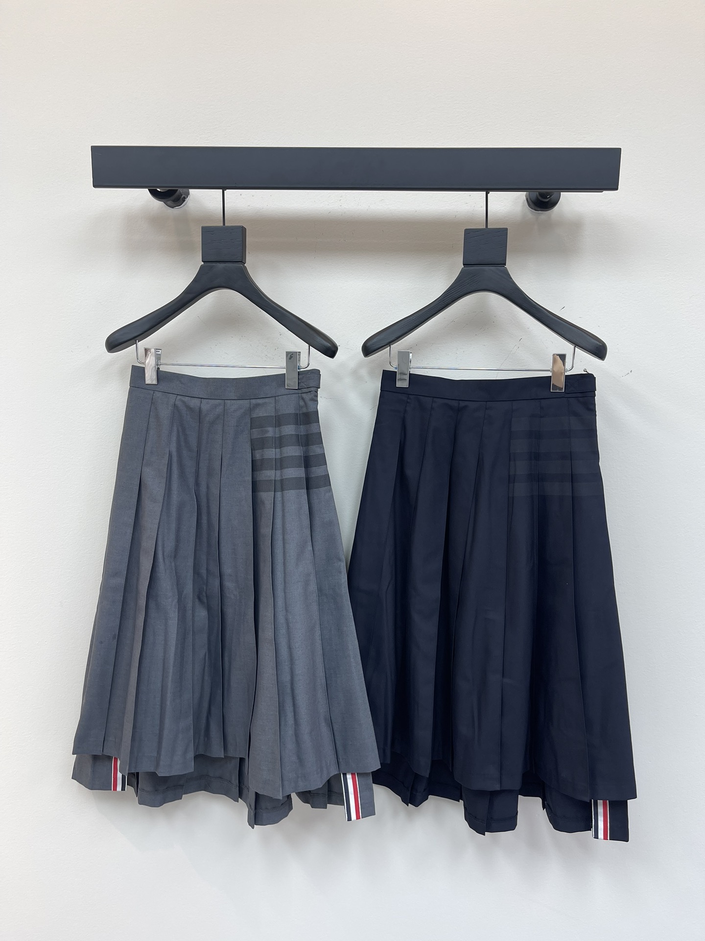 NO:327187,TB*25 spring and summer latest age-reducing college style pleated long skirt double-sided webbing decoration Super rescue and modify your legs High waist design Heavy pleated splicing of the entire skirt Heavy fabric lining YB lining versatile style can be worn in all four seasons Size 0.1.2.3, skirts, alexander wang19860909TB*25春夏最新款减龄学院风压褶长裙双侧织带装饰 超级拯救修饰你的腿型 高腰版型设计 整个裙摆重工百褶拼接 非常费面料 内衬YB里布 百搭款四个季节都可以穿 尺码0.1.2.3,,skirts,alexander wang,Women's clothing