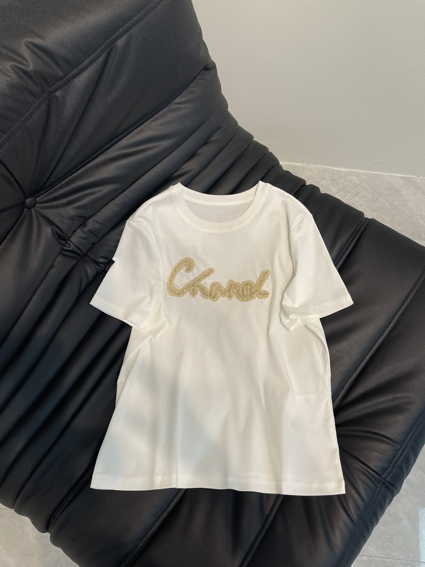 NO:327188,Chane*25 spring and summer new round neck Xiaoxiang Heavy Industry Short-sleeved T-shirt. The front piece is embroidered with three-dimensional logo embroidered nail diamond design. Minimalism. The cotton texture is soft and comfortable. A must-have for daily commuting. Easy to match, it is a versatile item in the wardrobe!  SML, chanel, T-shirt,tees, t-shirt,alexander wang19860909Chane*25春夏新款圆领小香重工短袖T恤 前片采用立体logo刺绣钉钻设计点缀 极简主义 棉质感柔软舒适 日常通勤必备 轻松搭配,简直衣橱百搭单品！SML,,chanel,T-shirt,tees，t-shirt,alexander wang,Women's clothing