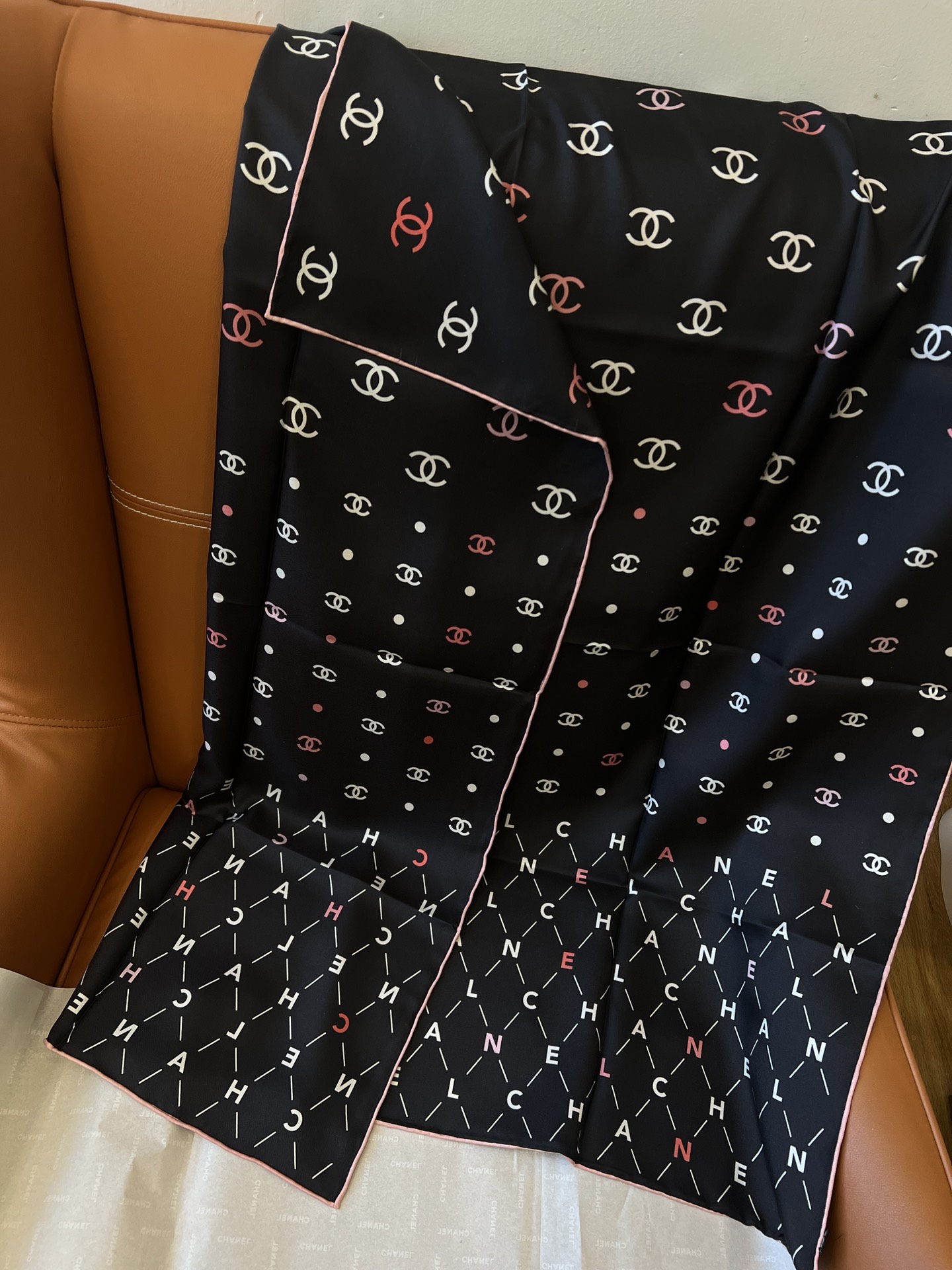 价格(不含包装)
𝐂𝐡𝐚𝐧𝐞𝐥 《律动字母》黑彩色
Size：90x90cm 100%真丝 精美手工卷边