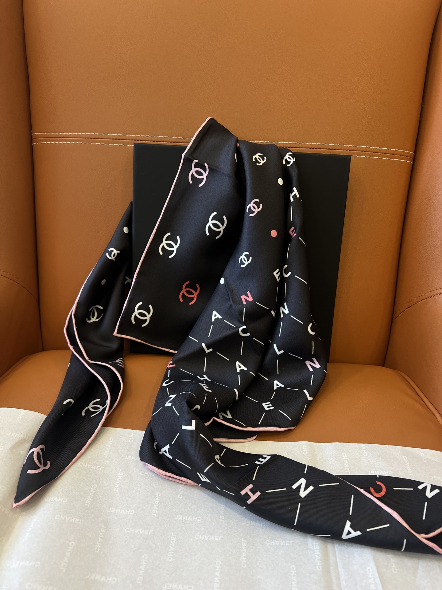 价格(不含包装)
𝐂𝐡𝐚𝐧𝐞𝐥 《律动字母》黑彩色
Size：90x90cm 100%真丝 精美手工卷边
