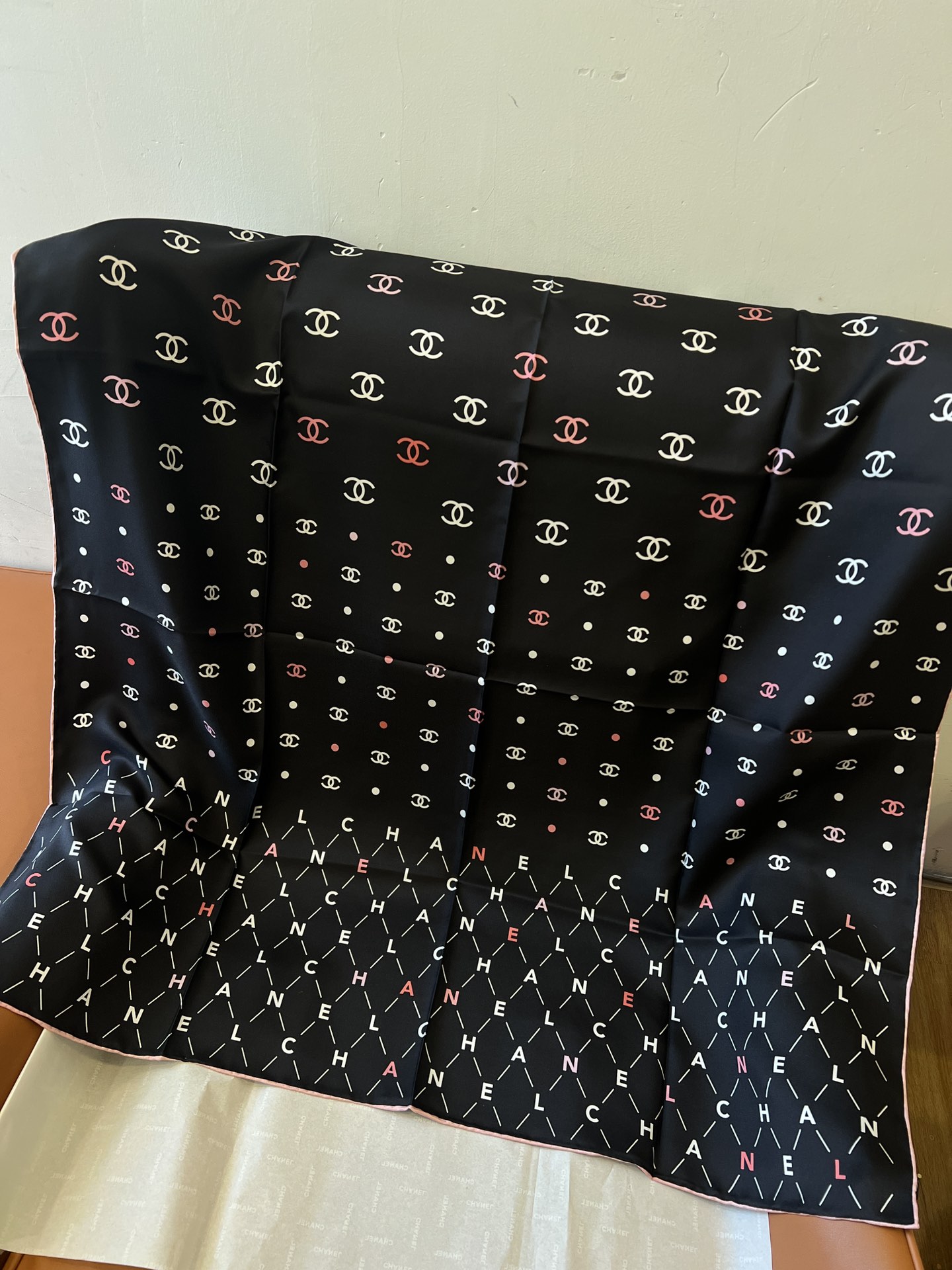 价格(不含包装)
𝐂𝐡𝐚𝐧𝐞𝐥 《律动字母》黑彩色
Size：90x90cm 100%真丝 精美手工卷边