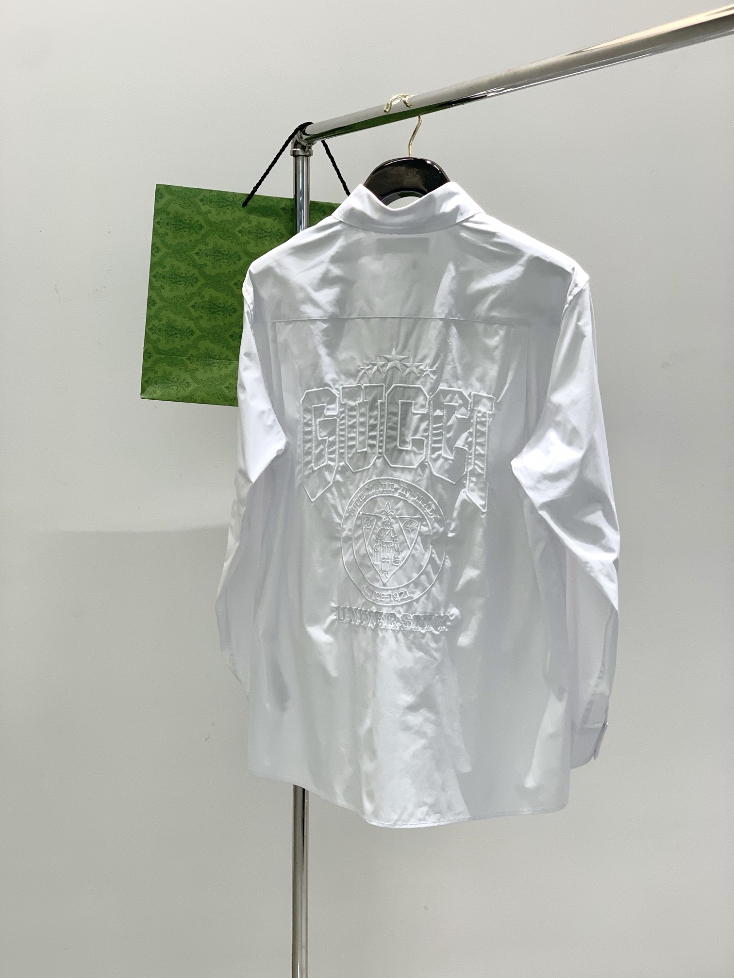 ，Gucci 古驰，2025春季最新款，专柜同步有售，原单狠货，时尚休闲长袖衬衫，上身很有特点！吸睛而有