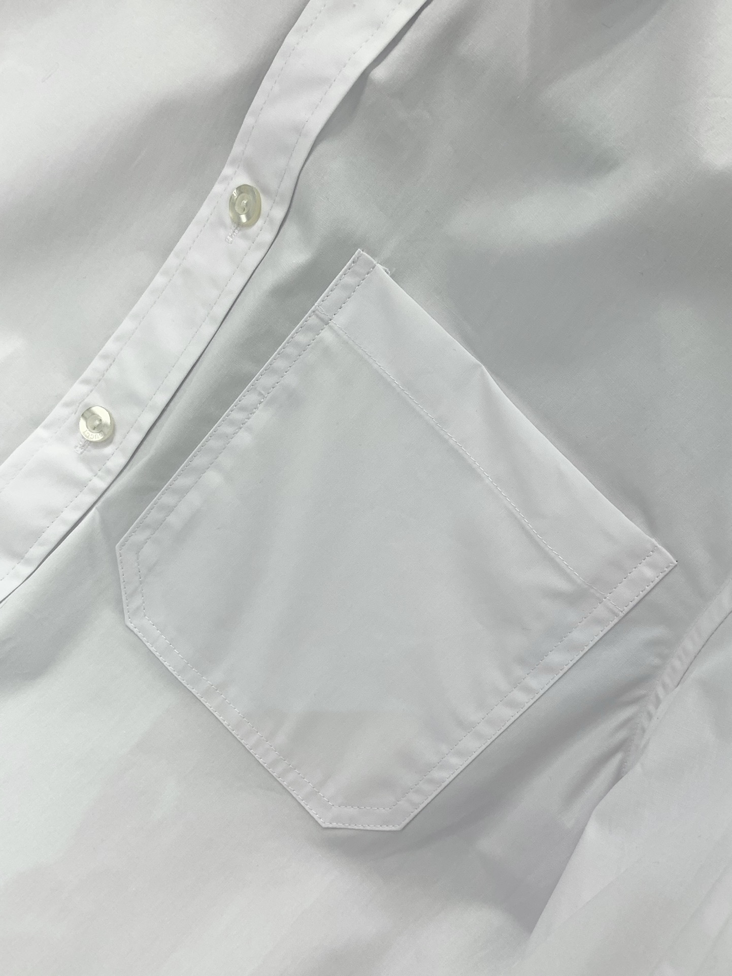，Gucci 古驰，2025春季最新款，专柜同步有售，原单狠货，时尚休闲长袖衬衫，上身很有特点！吸睛而有