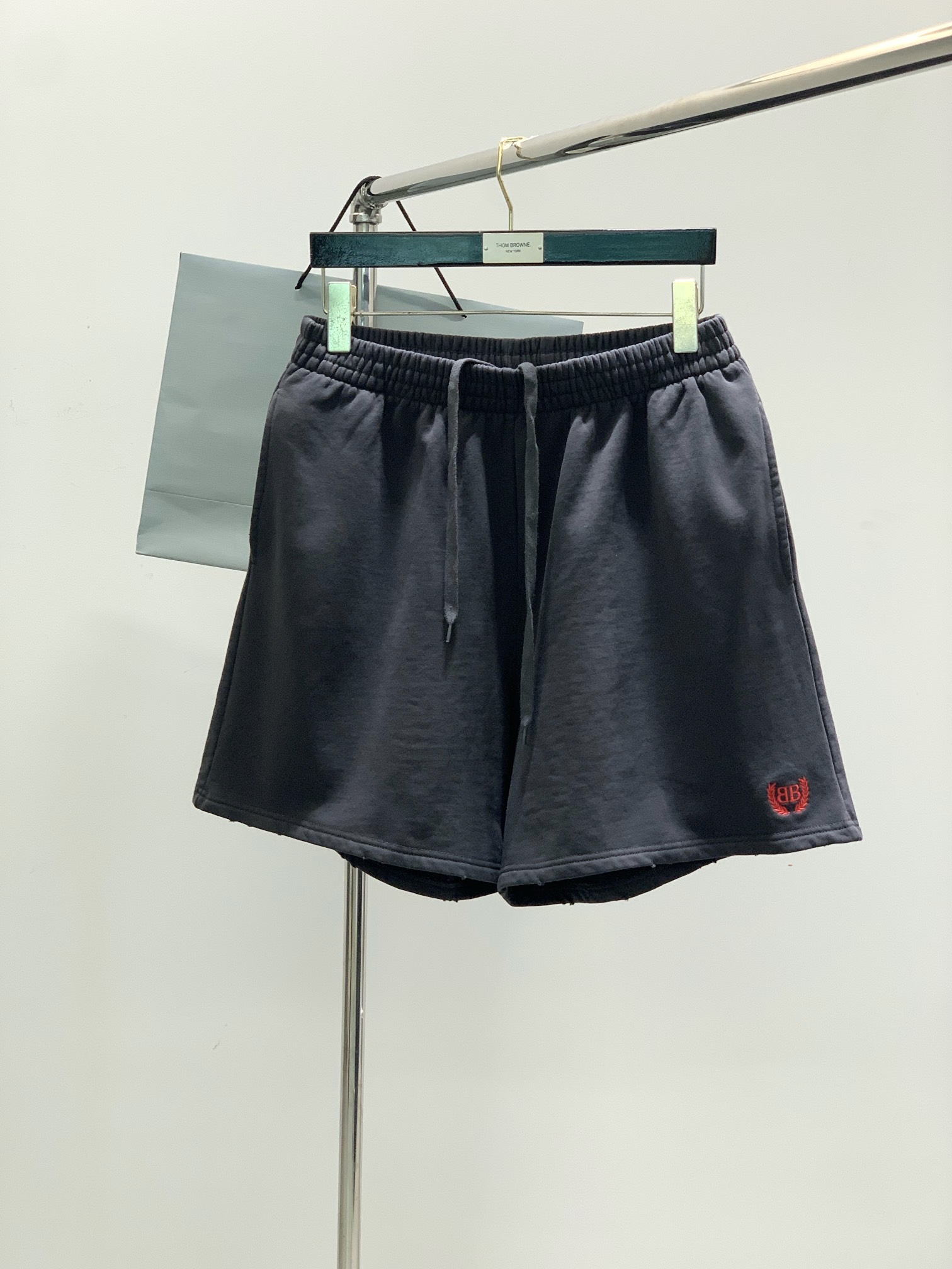 NO:154329,Dark gray color, Balenciaga, the latest products in summer 2025, the counter is available at the same time, original singles, fashionable and casual shorts, imported original washing elastic fabric, comfortable and elastic, top-grade embroidery craft letter pattern logo, original hardware and auxiliary decoration, super positive style, comfortable and breathable, counter quality, handsome and stylish upper body, complete three standards, S-XL,,balenciaga,balenciaga, shorts,alexander wang19860909颜色深灰 ,Balenciaga 巴黎世家,2025夏季最新品,专柜同步有售,原单狠货,时尚休闲短裤,进口原版水洗弹力面料,舒适有弹性,顶级刺绣工艺字母图案Logo,原版五金辅料装饰,版型超正,舒适透气,专柜品质,上身帅气有型,三标齐全,码数S-XL,,balenciaga,balenciaga,shorts,alexander wang,Men's clothing