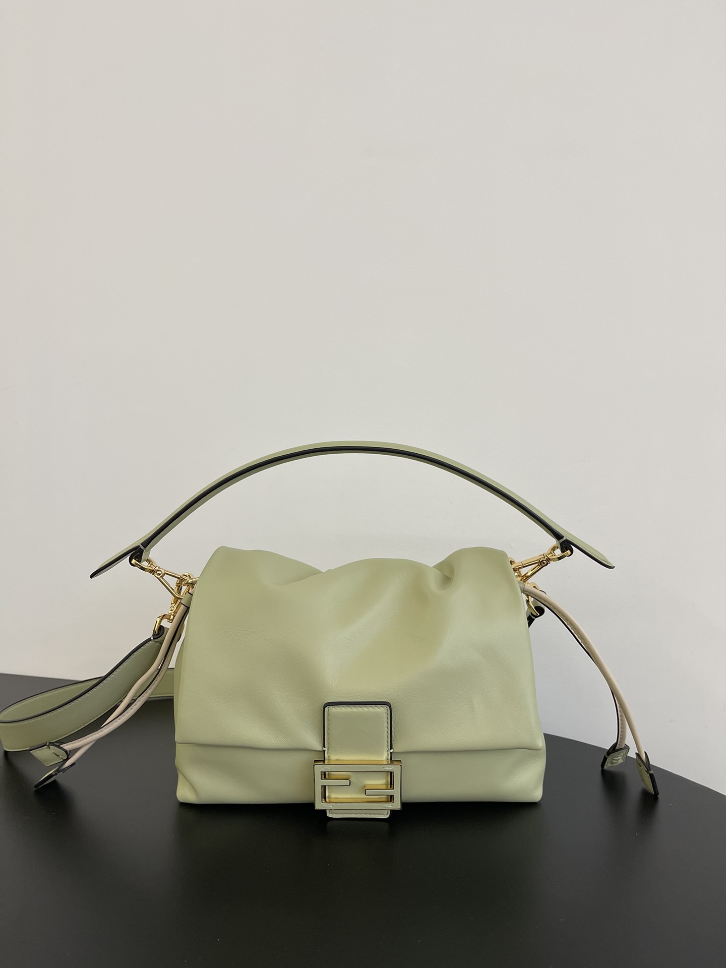 NO:187948,The special version, medium light green, the new Mamma Baguette is here, the double combination of baguette and lucky bag, there is no one of the most gentle bags on the entire network, the soft and glutinous lambskin is too delicate, both lazy and high-end!  The iconic hardware buckle with lambskin is simple and fashionable. The sheepskin drawstring closes and looks loose. The long shoulder straps and wrist straps can be adjusted at will, free and casual. It can be done as you feel comfortable. It’s so healing!  Small 83014B98 Size: 16x10x13cm Medium 83015B Size: 26.5x8.5x18cm Large 83016B Size: 31.5x12x22cm,FENDI,fendi,sheepskin19860909特级版本 中号浅绿色 全新的Mamma Baguette来喽,法棍与福袋的双结合,全网最温柔的包包没有之一,软软糯糯的小羊皮也太细嫩了,既慵懒又高级！标志性的五金扣搭配小羊皮的设计简单又时尚,羊皮抽绳收口显得松驰感满满,长肩带和手腕带可随意调节,自由随性,怎么舒服怎么来,太治愈了啦！ 小 83014B98 尺寸: 16x10x13cm 中 83015B 尺寸: 26.5x8.5x18cm 大 83016B 尺寸: 31.5x12x22cm,FENDI,fendi,sheepskin,Bag