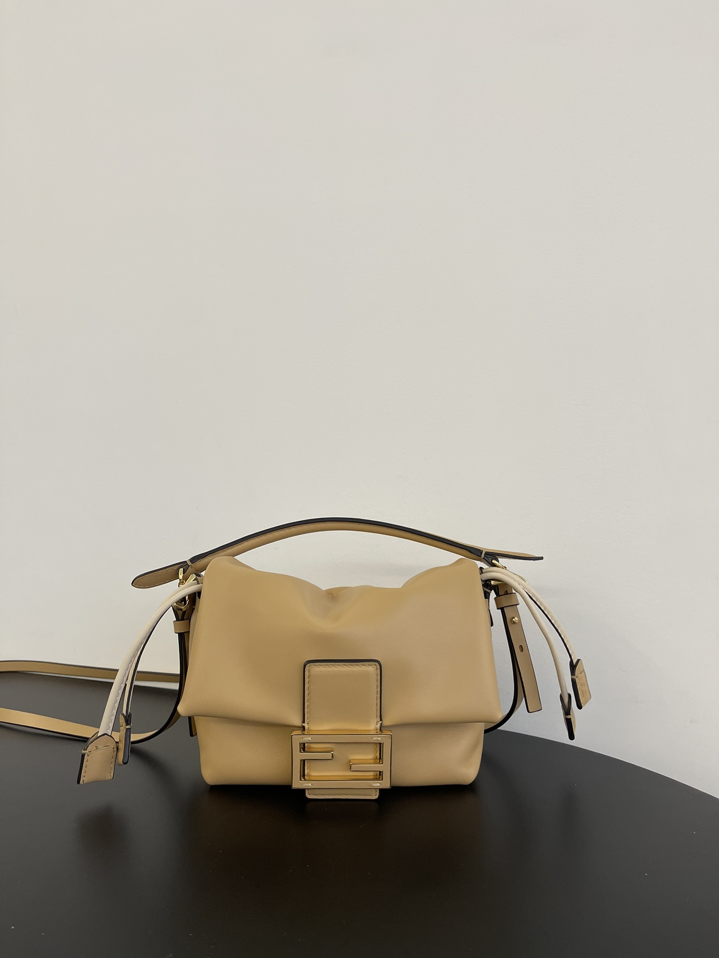 NO:187923,The special version, small apricot pink, the brand new Mamma Baguette is here, the double combination of baguette and lucky bag, there is no one of the most gentle bags on the entire network, the soft and glutinous lambskin is too delicate, both lazy and high-end!  The iconic hardware buckle with lambskin is simple and fashionable. The sheepskin drawstring closes and looks loose. The long shoulder straps and wrist straps can be adjusted at will, free and casual. It can be done as you feel comfortable. It’s so healing!  Small 83014B98 Size: 16x10x13cm Medium 83015B Size: 26.5x8.5x18cm Large 83016B Size: 31.5x12x22cm,FENDI,fendi,sheepskin19860909特级版本 小号杏粉色 全新的Mamma Baguette来喽,法棍与福袋的双结合,全网最温柔的包包没有之一,软软糯糯的小羊皮也太细嫩了,既慵懒又高级！标志性的五金扣搭配小羊皮的设计简单又时尚,羊皮抽绳收口显得松驰感满满,长肩带和手腕带可随意调节,自由随性,怎么舒服怎么来,太治愈了啦！ 小 83014B98 尺寸: 16x10x13cm 中 83015B 尺寸: 26.5x8.5x18cm 大 83016B 尺寸: 31.5x12x22cm,FENDI,fendi,sheepskin,Bag