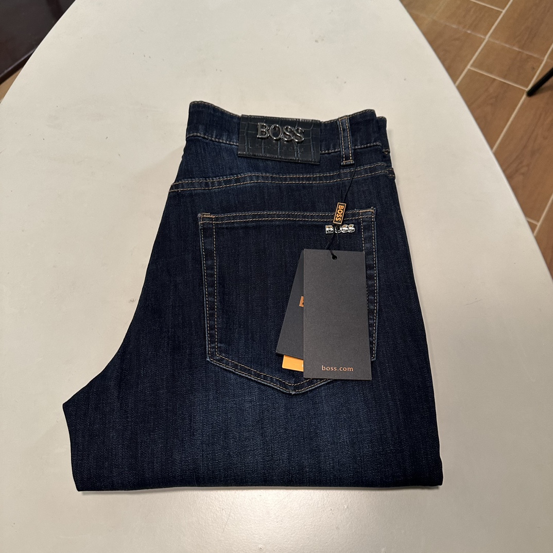 NO:145525,BOSS exclusively available for new jeans, high-end version!  Customized fabrics for counters are breathable and comfortable, with impeccable details, and the brand element design concept reflects high quality. The feel is delicate and soft!  It is casually cut, with a great upper body style!  29-40 yards, jeans,alexander wang19860909BOSS 独家专供新款 牛仔裤,高端版本！专柜定制面料 透气舒适度高,细节无可挑剔,品牌元素设计理念,体现高品质.手感细腻柔软！呈现休闲裁剪,上身版型超赞！ 码数29-40,,jeans,alexander wang,Men's clothing