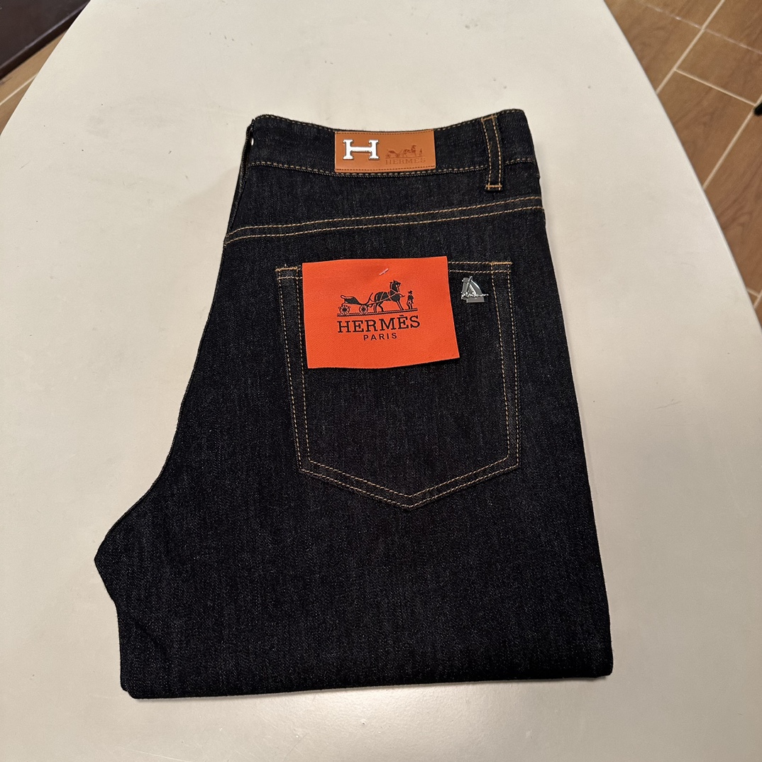 NO:145518,Hermes exclusively available for new jeans, high-end version!  Customized fabrics for counters are breathable and comfortable, with impeccable details, and the brand element design concept reflects high quality. The feel is delicate and soft!  It is casually cut, with a great upper body style!  Number of codes 29-40, hermes, jeans, alexander wang19860909爱马仕 独家专供新款 牛仔裤,高端版本！专柜定制面料 透气舒适度高,细节无可挑剔,品牌元素设计理念,体现高品质.手感细腻柔软！呈现休闲裁剪,上身版型超赞！ 码数29-40,,hermes,jeans,alexander wang,Men's clothing