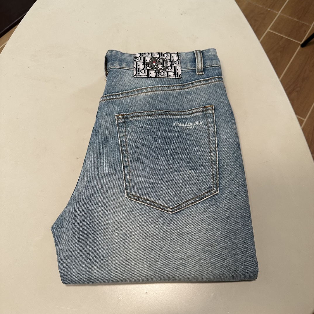 NO:145511,DIOR exclusively available for new jeans, high-end version!  Customized fabrics for counters are breathable and comfortable, with impeccable details, and the brand element design concept reflects high quality. The feel is delicate and soft!  It is casually cut, with a great upper body style!  29-40, Dior, Dior, Jeans, Alexander wang19860909DIOR 迪奥 独家专供新款 牛仔裤,高端版本！专柜定制面料 透气舒适度高,细节无可挑剔,品牌元素设计理念,体现高品质.手感细腻柔软！呈现休闲裁剪,上身版型超赞！ 码数29-40,,dior,dior,jeans,alexander wang,Men's clothing