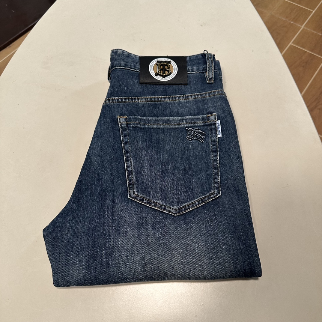 NO:145504,BBR Burberry exclusively offers new jeans, high-end version!  Customized fabrics for counters are breathable and comfortable, with impeccable details, and the brand element design concept reflects high quality. The feel is delicate and soft!  It is casually cut, with a great upper body style!  29-40, burberry, jeans, alexander wang19860909BBR 巴宝莉独家专供新款 牛仔裤,高端版本！专柜定制面料 透气舒适度高,细节无可挑剔,品牌元素设计理念,体现高品质.手感细腻柔软！呈现休闲裁剪,上身版型超赞！ 码数29-40,,burberry,jeans,alexander wang,Men's clothing