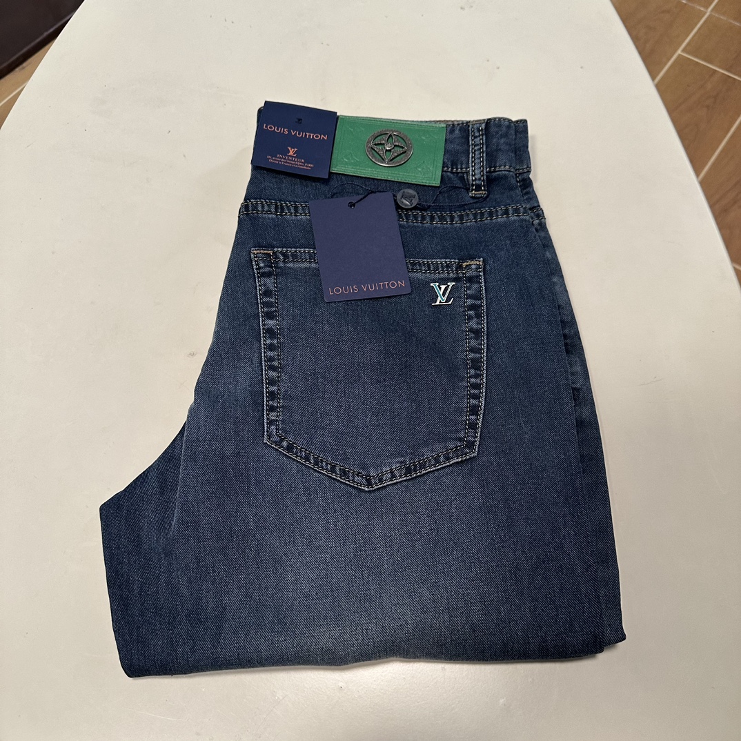 NO:145497,LV Louis Vuitton exclusively offers new jeans, high-end version!  Customized fabrics for counters are breathable and comfortable, with impeccable details, and the brand element design concept reflects high quality. The feel is delicate and soft!  It is casually cut, with a great upper body style!  29-40, louis vuitton,louis vuitton,jeans,alexander wang19860909LV 路易威登独家专供新款 牛仔裤,高端版本！专柜定制面料 透气舒适度高,细节无可挑剔,品牌元素设计理念,体现高品质.手感细腻柔软！呈现休闲裁剪,上身版型超赞！ 码数29-40,,louis vuitton,louis vuitton,jeans,alexander wang,Men's clothing