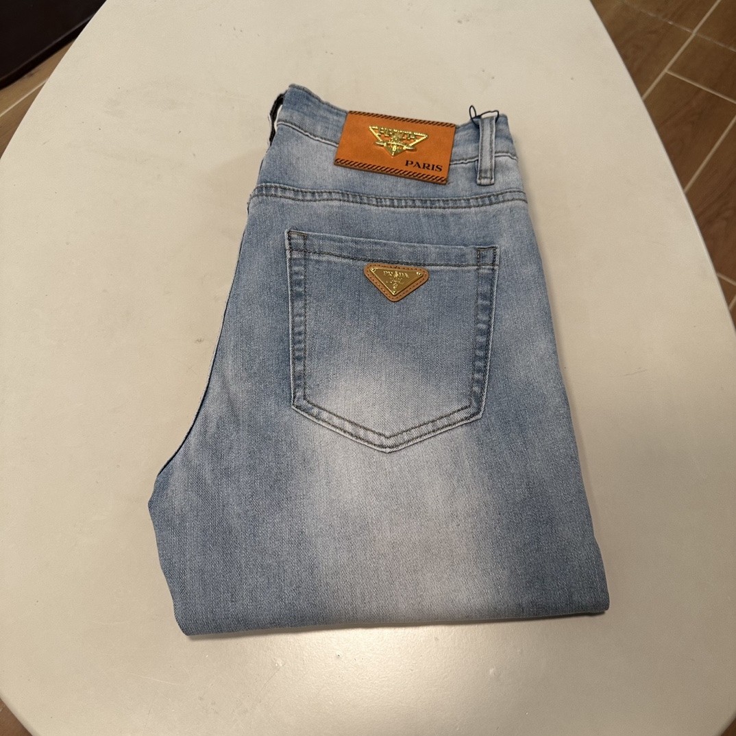 NO:145557,PRA Prada exclusively available for new jeans, high-end version!  Customized fabrics for counters are breathable and comfortable, with impeccable details, and the brand element design concept reflects high quality. The feel is delicate and soft!  It is casually cut, with a great upper body style!  29-40, prada, prada, jeans, alexander wang19860909PRA 普拉达 独家专供新款 牛仔裤,高端版本！专柜定制面料 透气舒适度高,细节无可挑剔,品牌元素设计理念,体现高品质.手感细腻柔软！呈现休闲裁剪,上身版型超赞！ 码数29-40,,prada,prada,jeans,alexander wang,Men's clothing