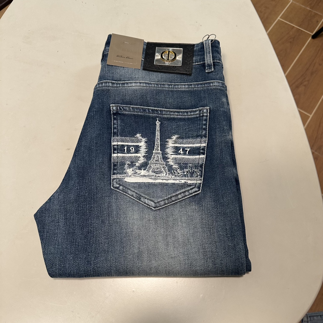 NO:145549,DIOR exclusively available for new jeans, high-end version!  Customized fabrics for counters are breathable and comfortable, with impeccable details, and the brand element design concept reflects high quality. The feel is delicate and soft!  It is casually cut, with a great upper body style!  29-40, Dior, Dior, Jeans, Alexander wang19860909DIOR 迪奥 独家专供新款 牛仔裤,高端版本！专柜定制面料 透气舒适度高,细节无可挑剔,品牌元素设计理念,体现高品质.手感细腻柔软！呈现休闲裁剪,上身版型超赞！ 码数29-40,,dior,dior,jeans,alexander wang,Men's clothing