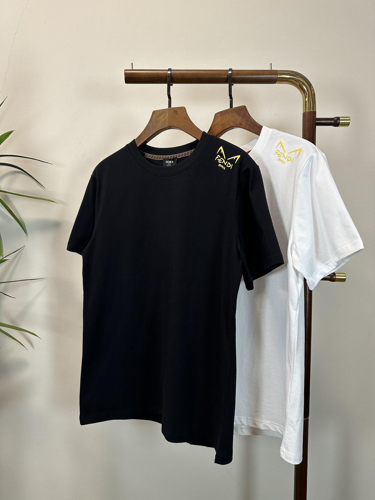 NO:145516,FD Fendi 2025 new round neck short-sleeved T-shirt high-end version!  Customized fabrics for counters are breathable and comfortable, with impeccable details, and the brand element design concept reflects high quality. The feel is delicate and soft!  It is casually cut, with a great upper body style!  Code number M-3XL, fendi, T-shirt, tees, t-shirt, alexander wang19860909FD 芬迪 2025新款 圆领 短袖 T恤 高端版本！专柜定制面料 透气舒适度高,细节无可挑剔,品牌元素设计理念,体现高品质.手感细腻柔软！呈现休闲裁剪,上身版型超赞！ 码数M-3XL,,fendi,T-shirt,tees，t-shirt,alexander wang,Men's clothing