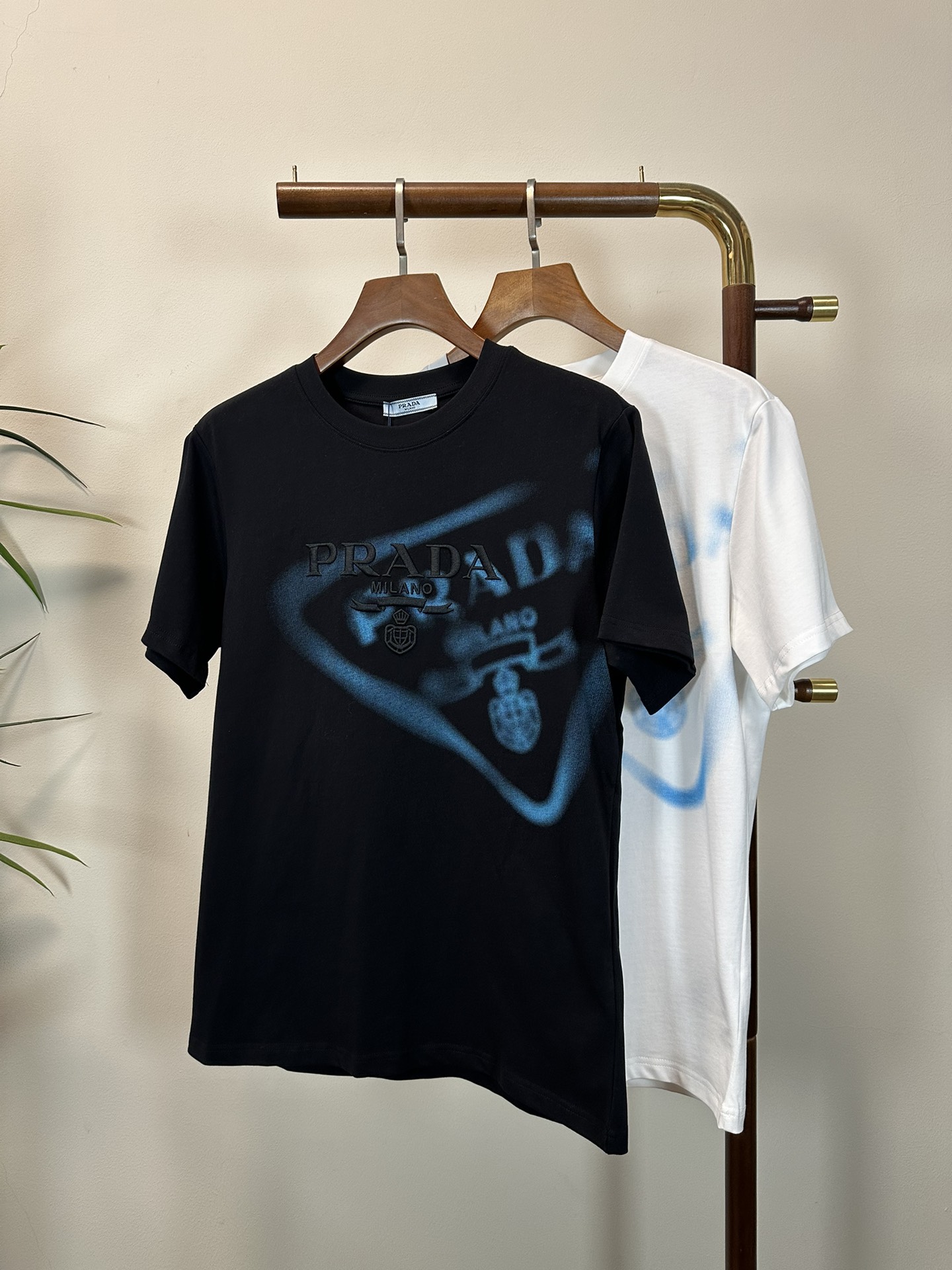 NO:145509,PRA Prada 2025 new round neck short-sleeved T-shirt high-end version!  Customized fabrics for counters are breathable and comfortable, with impeccable details, and the brand element design concept reflects high quality. The feel is delicate and soft!  It is casually cut, with a great upper body style!  Code number M-3XL, prada, prada, T-shirt,tees, t-shirt,alexander wang19860909PRA 普拉达 2025新款 圆领 短袖 T恤 高端版本！专柜定制面料 透气舒适度高,细节无可挑剔,品牌元素设计理念,体现高品质.手感细腻柔软！呈现休闲裁剪,上身版型超赞！ 码数M-3XL,,prada,prada,T-shirt,tees，t-shirt,alexander wang,Men's clothing