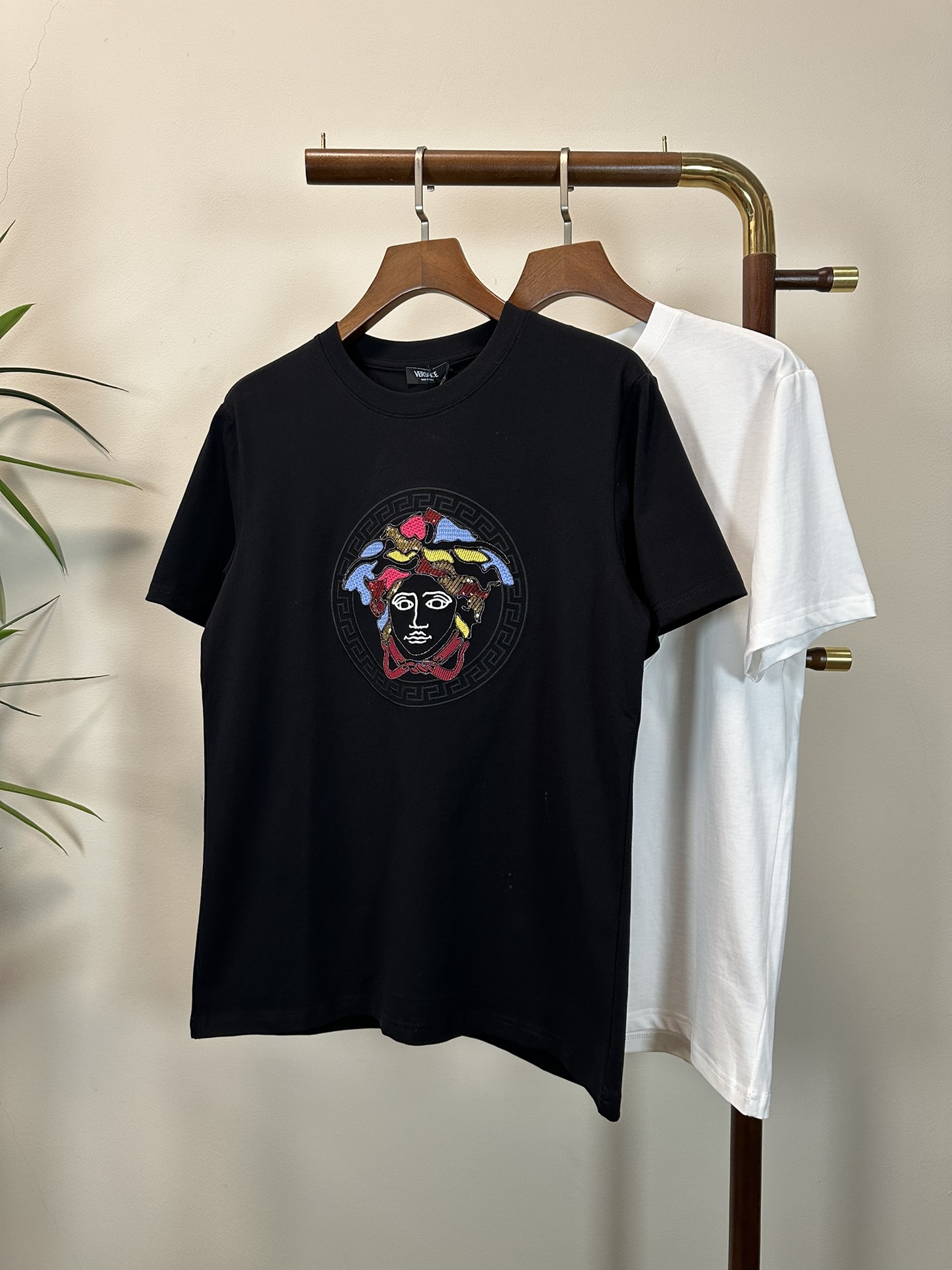 NO:145502,VS Versace 2025 new round neck short-sleeved T-shirt high-end version!  Customized fabrics for counters are breathable and comfortable, with impeccable details, and the brand element design concept reflects high quality. The feel is delicate and soft!  It is casually cut, with a great upper body style!  Code number M-3XL, versace, T-shirt,tees, t-shirt,alexander wang19860909VS 范思哲2025新款 圆领 短袖 T恤 高端版本！专柜定制面料 透气舒适度高,细节无可挑剔,品牌元素设计理念,体现高品质.手感细腻柔软！呈现休闲裁剪,上身版型超赞！ 码数M-3XL,,versace,T-shirt,tees，t-shirt,alexander wang,Men's clothing