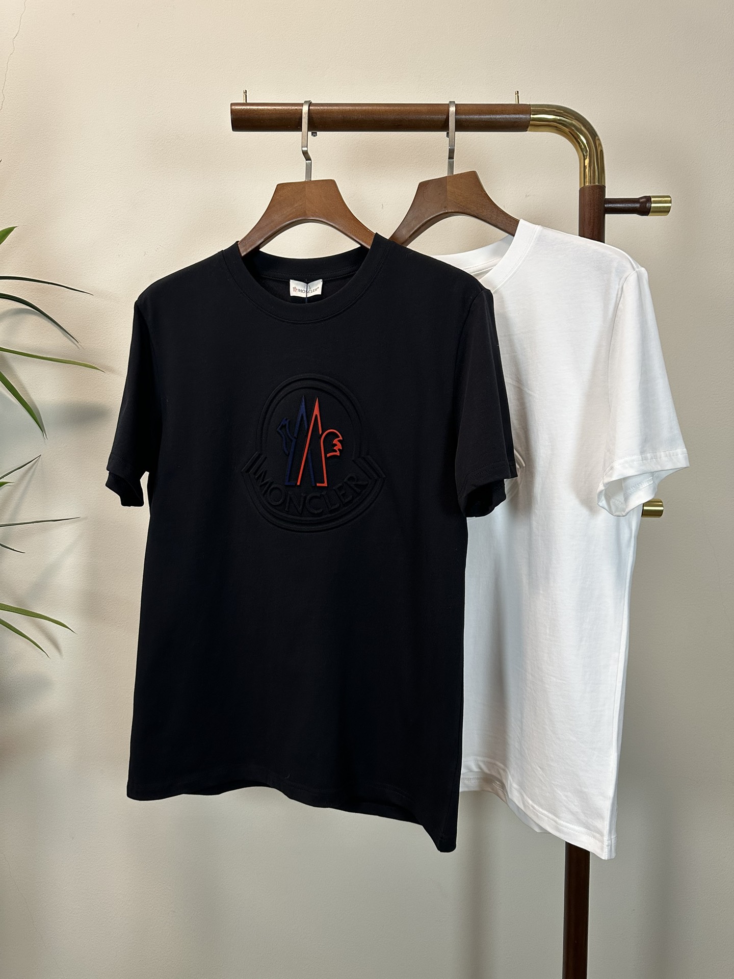 NO:145562,MON 2025 new round neck short-sleeved T-shirt high-end version!  Customized fabrics for counters are breathable and comfortable, with impeccable details, and the brand element design concept reflects high quality. The feel is delicate and soft!  It is casually cut, with a great upper body style!  Code number M-3XL, Moncler, T-shirt,tees, t-shirt,alexander wang19860909MON 蒙口2025新款 圆领 短袖 T恤 高端版本！专柜定制面料 透气舒适度高,细节无可挑剔,品牌元素设计理念,体现高品质.手感细腻柔软！呈现休闲裁剪,上身版型超赞！ 码数M-3XL,,Moncler,T-shirt,tees，t-shirt,alexander wang,Men's clothing