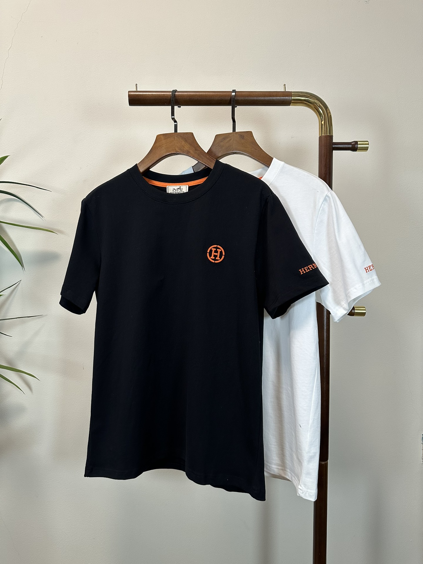 NO:145554,Hermes 2025 new round neck short-sleeved T-shirt high-end version!  Customized fabrics for counters are breathable and comfortable, with impeccable details, and the brand element design concept reflects high quality. The feel is delicate and soft!  It is casually cut, with a great upper body style!  Code number M-3XL, hermes, T-shirt,tees, t-shirt,alexander wang19860909爱马仕 2025新款 圆领 短袖 T恤 高端版本！专柜定制面料 透气舒适度高,细节无可挑剔,品牌元素设计理念,体现高品质.手感细腻柔软！呈现休闲裁剪,上身版型超赞！ 码数M-3XL,,hermes,T-shirt,tees，t-shirt,alexander wang,Men's clothing