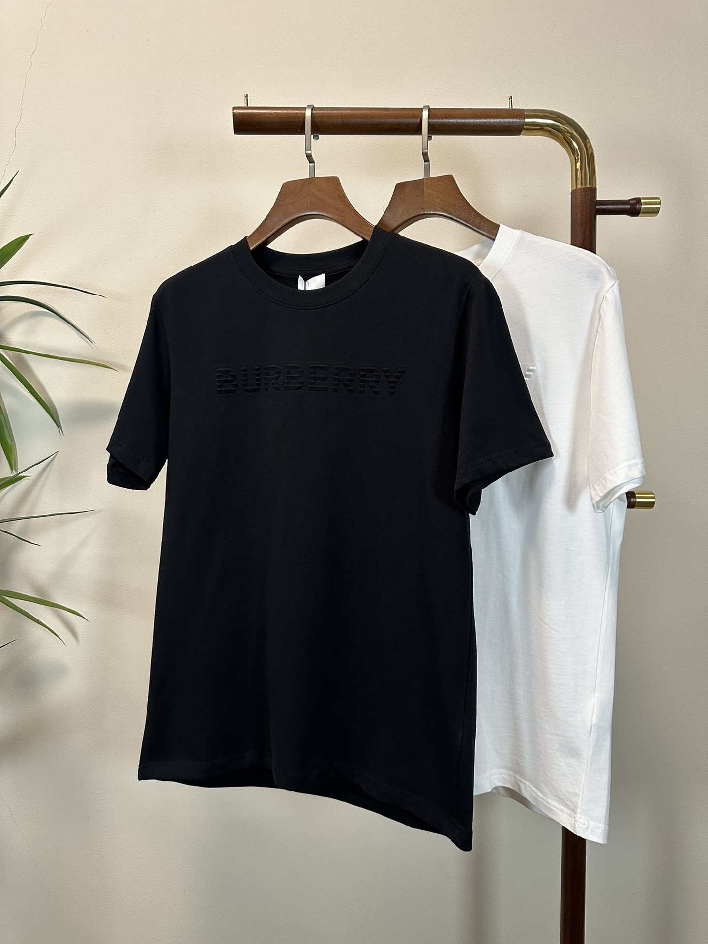 NO:145546,BBR Burberry 2025 new round neck short-sleeved T-shirt high-end version!  Customized fabrics for counters are breathable and comfortable, with impeccable details, and the brand element design concept reflects high quality. The feel is delicate and soft!  It is casually cut, with a great upper body style!  Code number M-3XL, burberry, T-shirt,tees, t-shirt,alexander wang19860909BBR 巴宝莉2025新款 圆领 短袖 T恤 高端版本！专柜定制面料 透气舒适度高,细节无可挑剔,品牌元素设计理念,体现高品质.手感细腻柔软！呈现休闲裁剪,上身版型超赞！ 码数M-3XL,,burberry,T-shirt,tees，t-shirt,alexander wang,Men's clothing