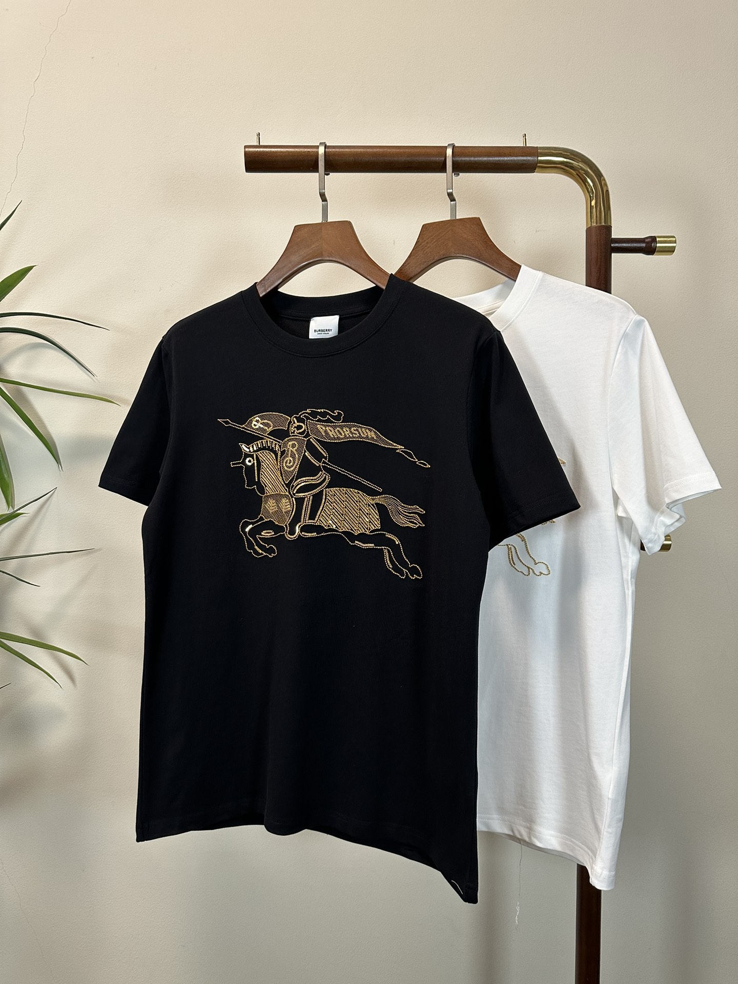 NO:145539,BBR Burberry 2025 new round neck short-sleeved T-shirt high-end version!  Customized fabrics for counters are breathable and comfortable, with impeccable details, and the brand element design concept reflects high quality. The feel is delicate and soft!  It is casually cut, with a great upper body style!  Code number M-3XL, burberry, T-shirt,tees, t-shirt,alexander wang19860909BBR 巴宝莉 2025新款 圆领 短袖 T恤 高端版本！专柜定制面料 透气舒适度高,细节无可挑剔,品牌元素设计理念,体现高品质.手感细腻柔软！呈现休闲裁剪,上身版型超赞！ 码数M-3XL,,burberry,T-shirt,tees，t-shirt,alexander wang,Men's clothing