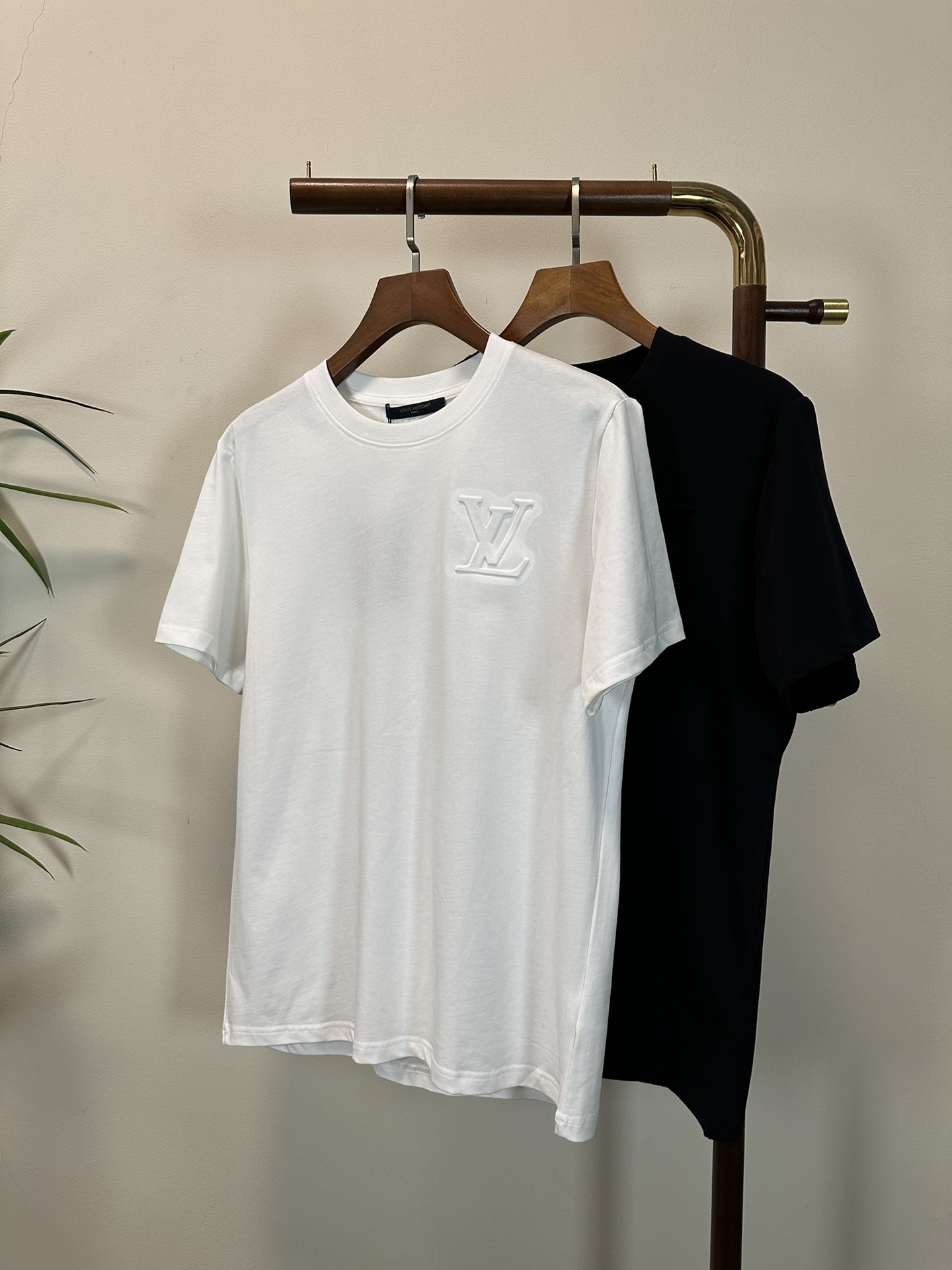 NO:145533,LV Louis Vuitton 2025 new round neck short-sleeved T-shirt high-end version!  Customized fabrics for counters are breathable and comfortable, with impeccable details, and the brand element design concept reflects high quality. The feel is delicate and soft!  It is casually cut, with a great upper body style!  Code number M-3XL, louis vuitton,louis vuitton,t-shirt,tees,t-shirt,alexander wang19860909LV 路易威登 2025新款 圆领 短袖 T恤 高端版本！专柜定制面料 透气舒适度高,细节无可挑剔,品牌元素设计理念,体现高品质.手感细腻柔软！呈现休闲裁剪,上身版型超赞！ 码数M-3XL,,louis vuitton,louis vuitton,T-shirt,tees，t-shirt,alexander wang,Men's clothing