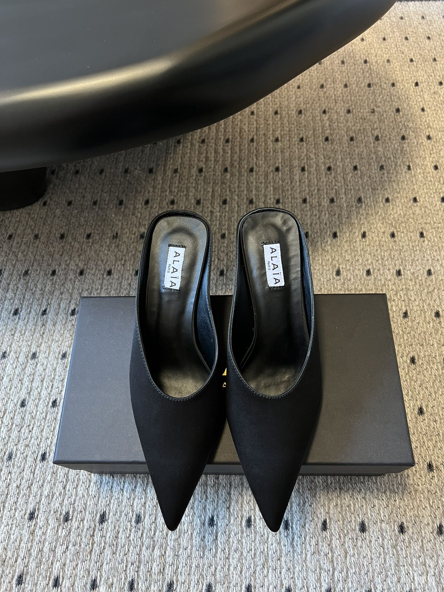 NO:262277,Purchase grade ALAA 25ss new spring and summer style super temperament wedge silk shoes A pointed-toe shoe that has been popular recently ALAA|Super temperamental low-heel shoes This pair of shoes is really full of slackness! ! ! Super comfortable to wear. A pair that is easy to wear and fashionable with different styles. Different styles can be easily controlled. Whether it is jeans, suit pants, or pleated skirts, you can improve your outfit to fashion. Original custom imported silk fabric, inner footbed imported sheepskin, large soles imported from Italy, heel height 6.5mm Size#35-40 (40 custom made without return or exchange), semi-torch, skirts, jeans, business suit, sheepskin, real silk, Leather soles19860909代购级 ALAA 25ss 春夏季新款 超有气质的 坡跟 真丝鞋 最近超火的一款尖头鞋 ALAA|超有气质的低跟鞋 这双鞋真的松弛感拉满！！！ 上脚超级舒适 好穿又时髦的一双配上不同款式,不同风格都能轻松驾驭,无论牛仔裤,西装裤,还是百褶裙,都能将你的穿搭提升到时尚 面料原版订制进口真丝 內里垫脚进口羊皮 大底意大利进口真皮大底 跟高6.5mm Size#35-40（40订做不退换）,半拖,skirts,jeans,business suit,sheepskin,real silk,Leather soles,Women's Shoes