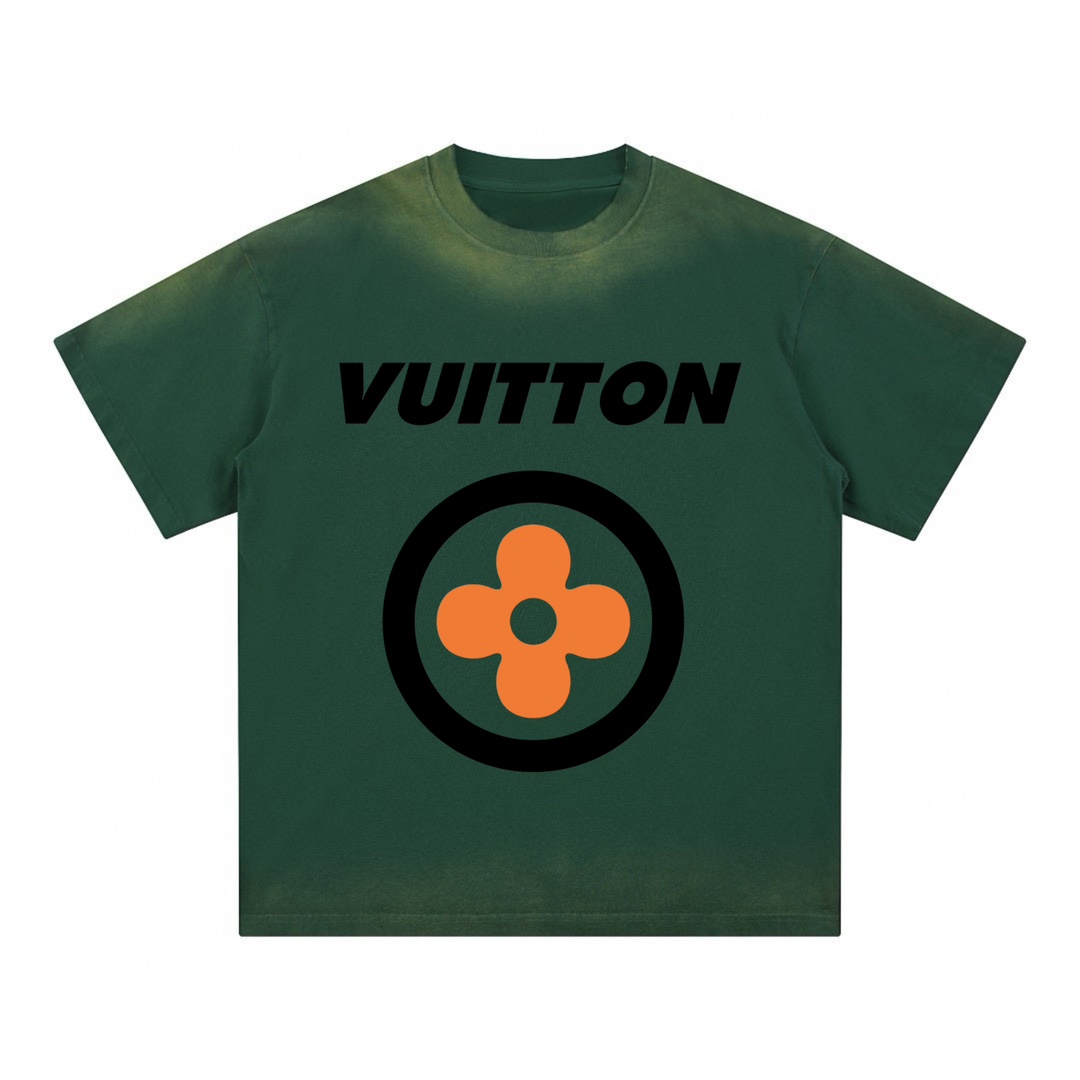 P105（合作让利） 高端品质 Louis Vuitton 2025Fall 春夏系列 老花❀短袖T恤 采用进口康丽数码直喷印花 定染高品质潮牌32支加密双纱100%棉洗后280G 成衣件染➕手工喷马骝 OS宽松版型 男女同款 颜色：沥青灰 苔藓绿 藏蓝 size：S.M.L.XL.2XL