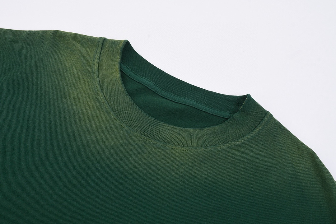 P105（合作让利） 高端品质 Louis Vuitton 2025Fall 春夏系列 老花❀短袖T恤 采用进口康丽数码直喷印花 定染高品质潮牌32支加密双纱100%棉洗后280G 成衣件染➕手工喷马骝 OS宽松版型 男女同款 颜色：沥青灰 苔藓绿 藏蓝 size：S.M.L.XL.2XL