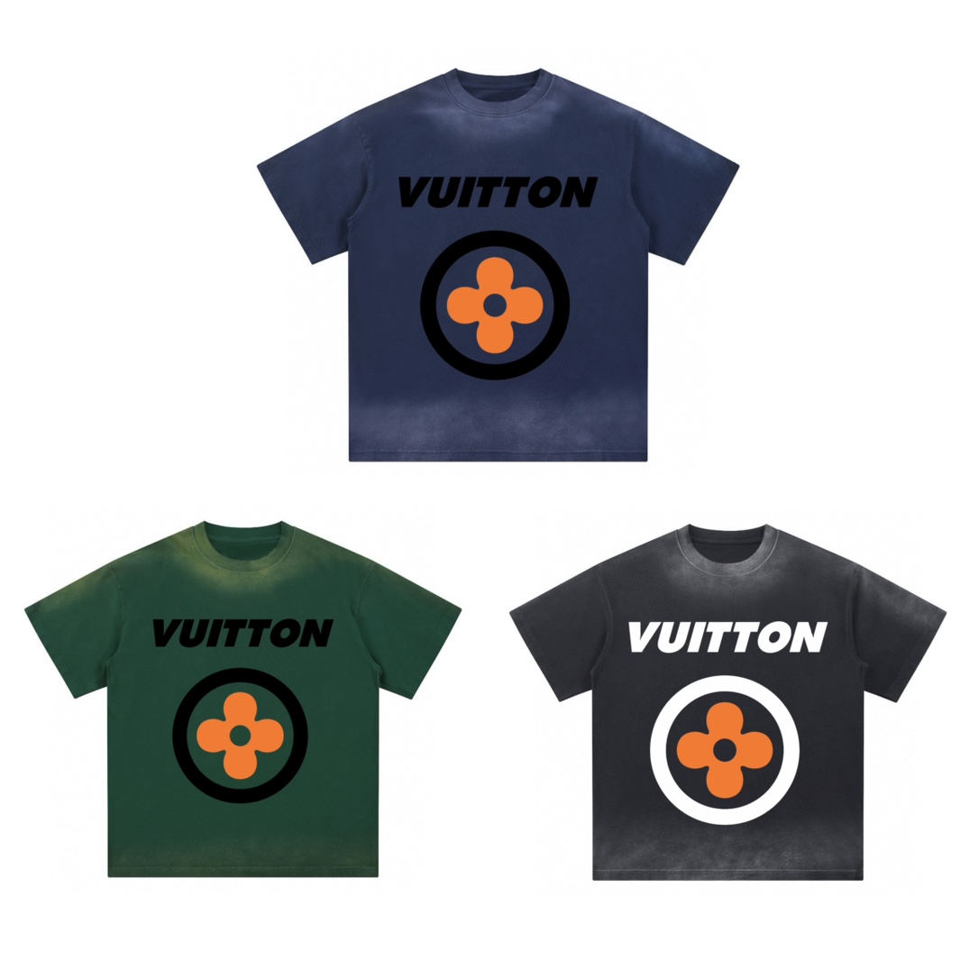 P105（合作让利） 高端品质 Louis Vuitton 2025Fall 春夏系列 老花❀短袖T恤 采用进口康丽数码直喷印花 定染高品质潮牌32支加密双纱100%棉洗后280G 成衣件染➕手工喷马骝 OS宽松版型 男女同款 颜色：沥青灰 苔藓绿 藏蓝 size：S.M.L.XL.2XL