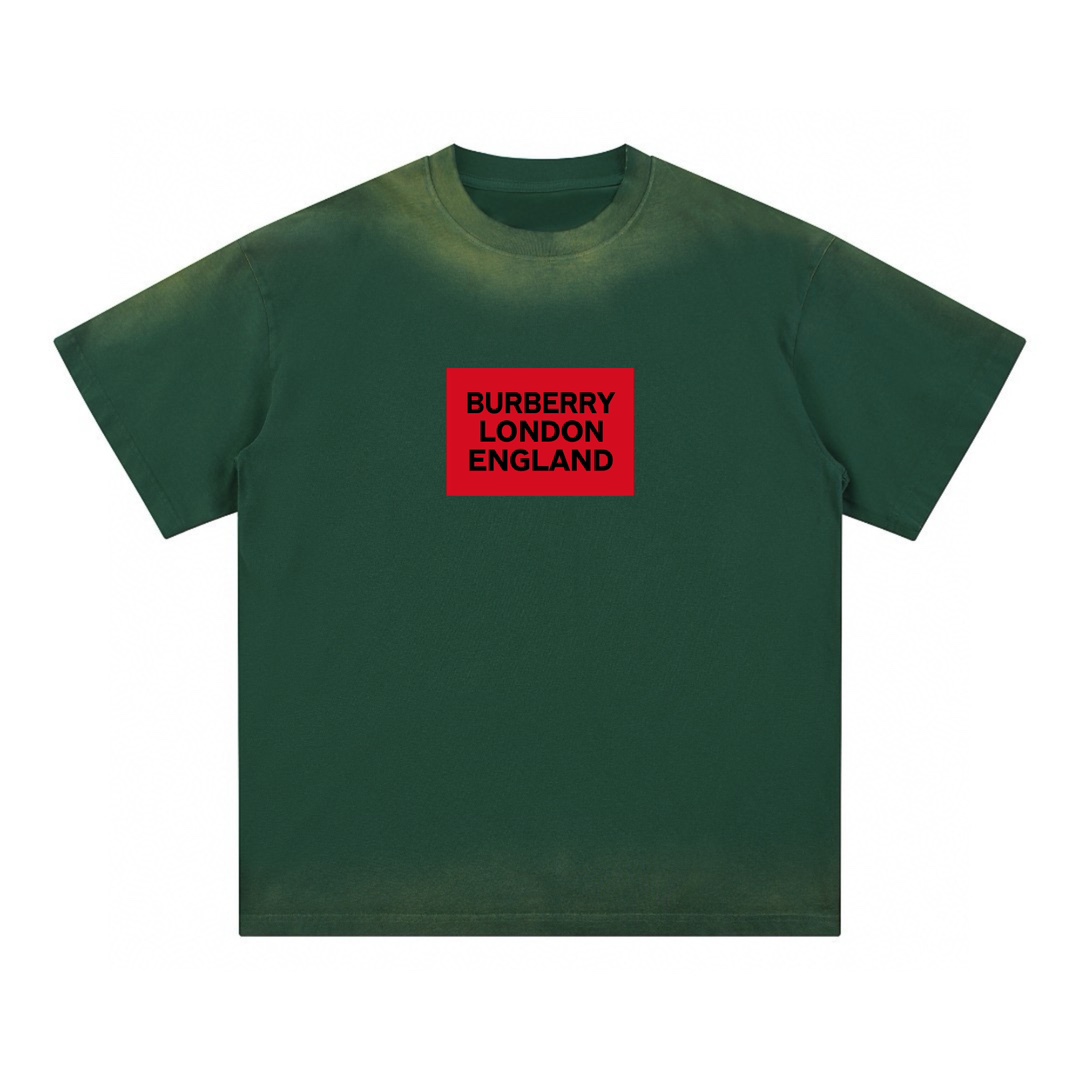 P105（合作让利） 高端品质 Burberry 2025Fall 春夏系列 红色标语短袖T恤 采用进口康丽数码直喷印花 定染高品质潮牌32支加密双纱100%棉洗后280G 成衣件染➕手工喷马骝 OS宽松版型 男女同款 颜色：沥青灰 苔藓绿 藏蓝 size：S.M.L.XL.2XL
