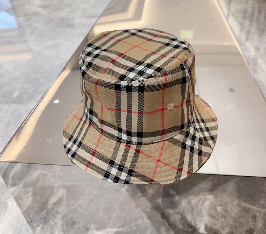

Burberry（巴宝莉）原单渔夫帽  专柜热卖款纯棉内里，轻盈透气。完美版型，对格精准无误，原厂品