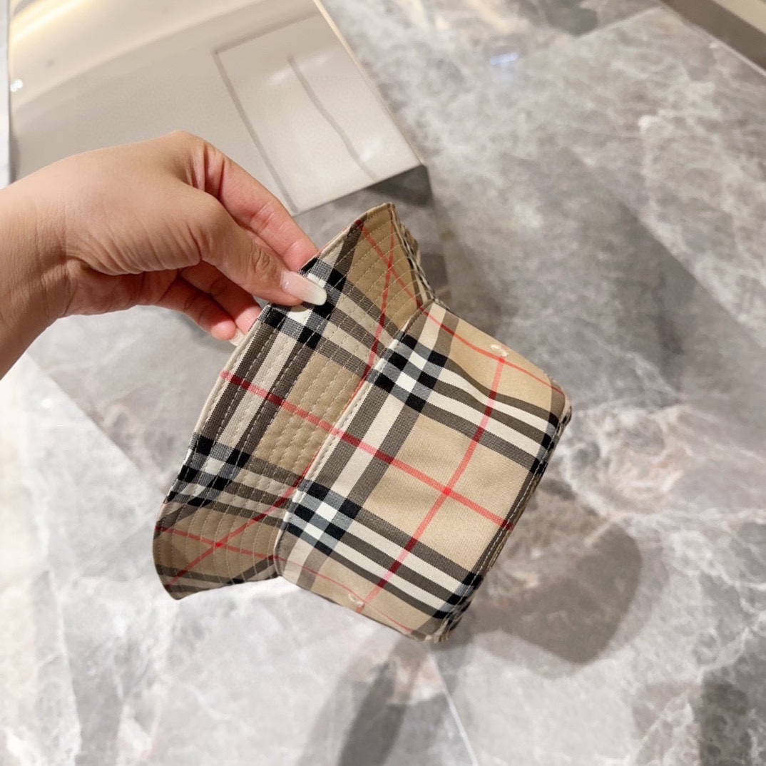 

Burberry（巴宝莉）原单渔夫帽  专柜热卖款纯棉内里，轻盈透气。完美版型，对格精准无误，原厂品