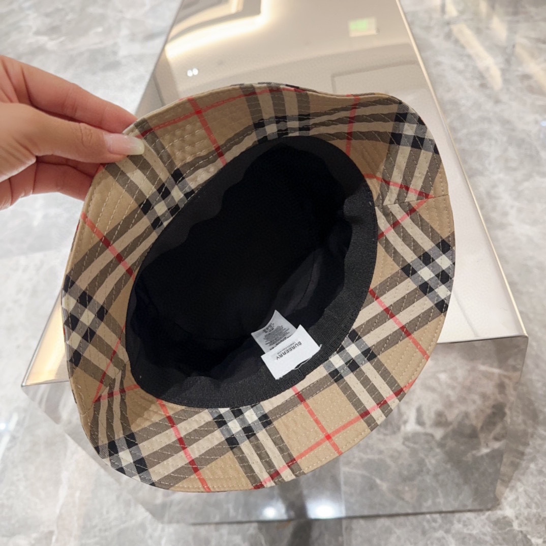 

Burberry（巴宝莉）原单渔夫帽  专柜热卖款纯棉内里，轻盈透气。完美版型，对格精准无误，原厂品