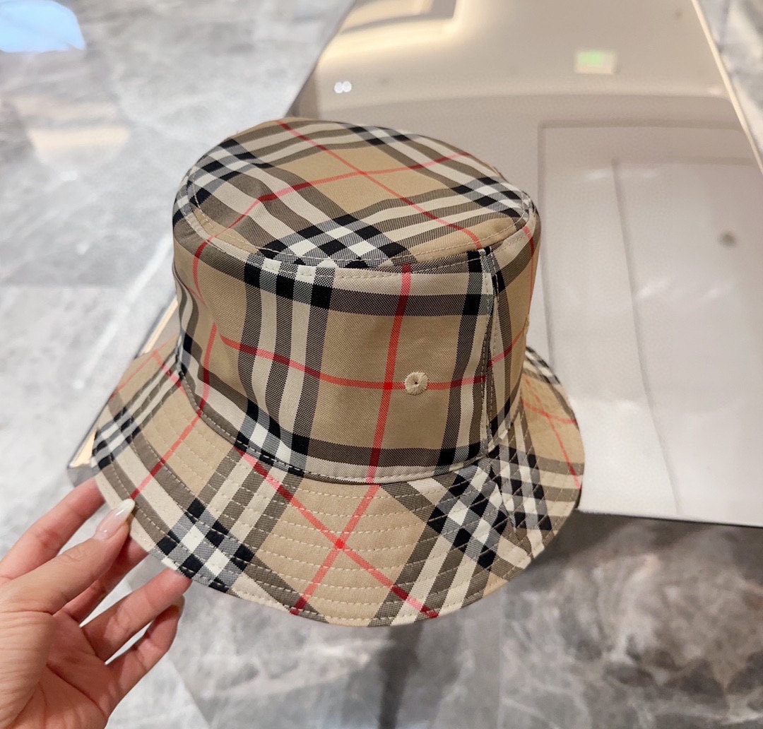 

Burberry（巴宝莉）原单渔夫帽  专柜热卖款纯棉内里，轻盈透气。完美版型，对格精准无误，原厂品