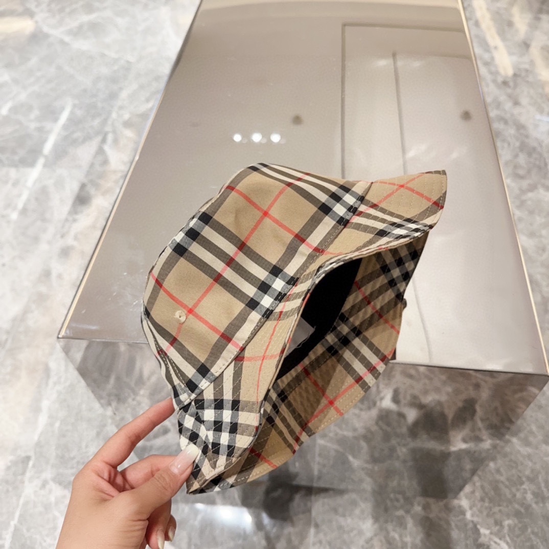 

Burberry（巴宝莉）原单渔夫帽  专柜热卖款纯棉内里，轻盈透气。完美版型，对格精准无误，原厂品