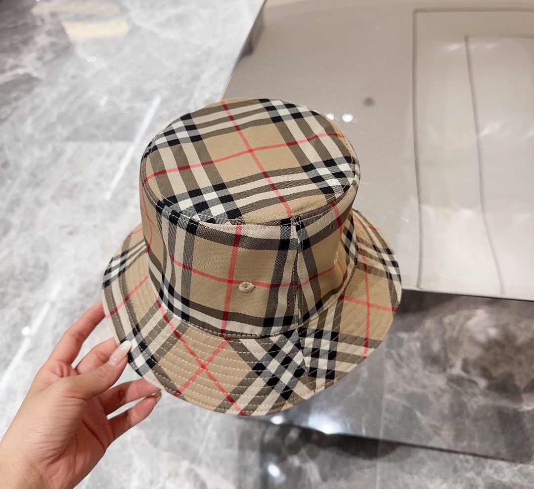 

Burberry（巴宝莉）原单渔夫帽  专柜热卖款纯棉内里，轻盈透气。完美版型，对格精准无误，原厂品