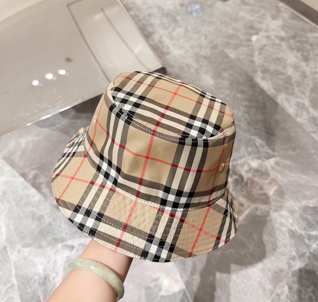 

Burberry（巴宝莉）原单渔夫帽  专柜热卖款纯棉内里，轻盈透气。完美版型，对格精准无误，原厂品
