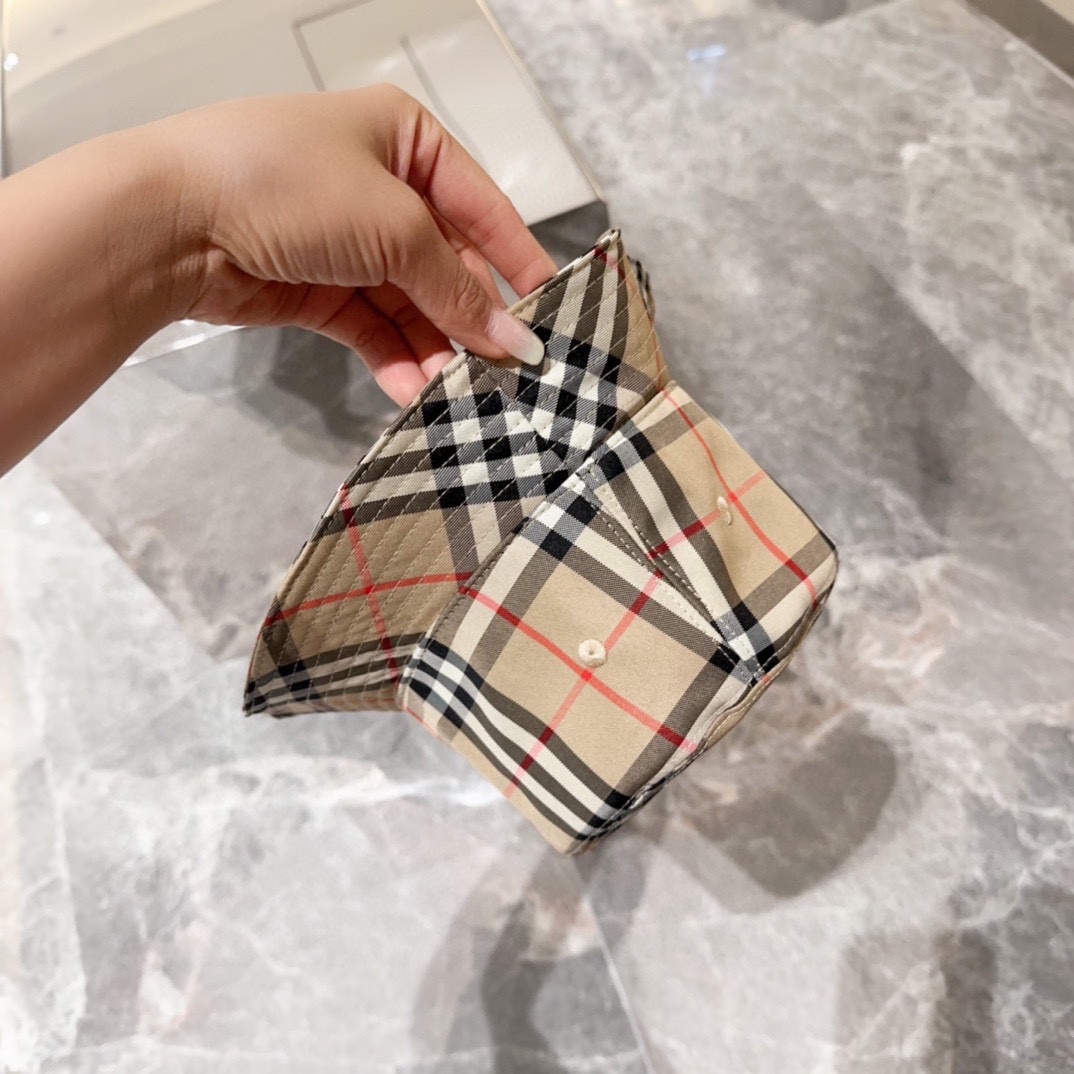 

Burberry（巴宝莉）原单渔夫帽  专柜热卖款纯棉内里，轻盈透气。完美版型，对格精准无误，原厂品