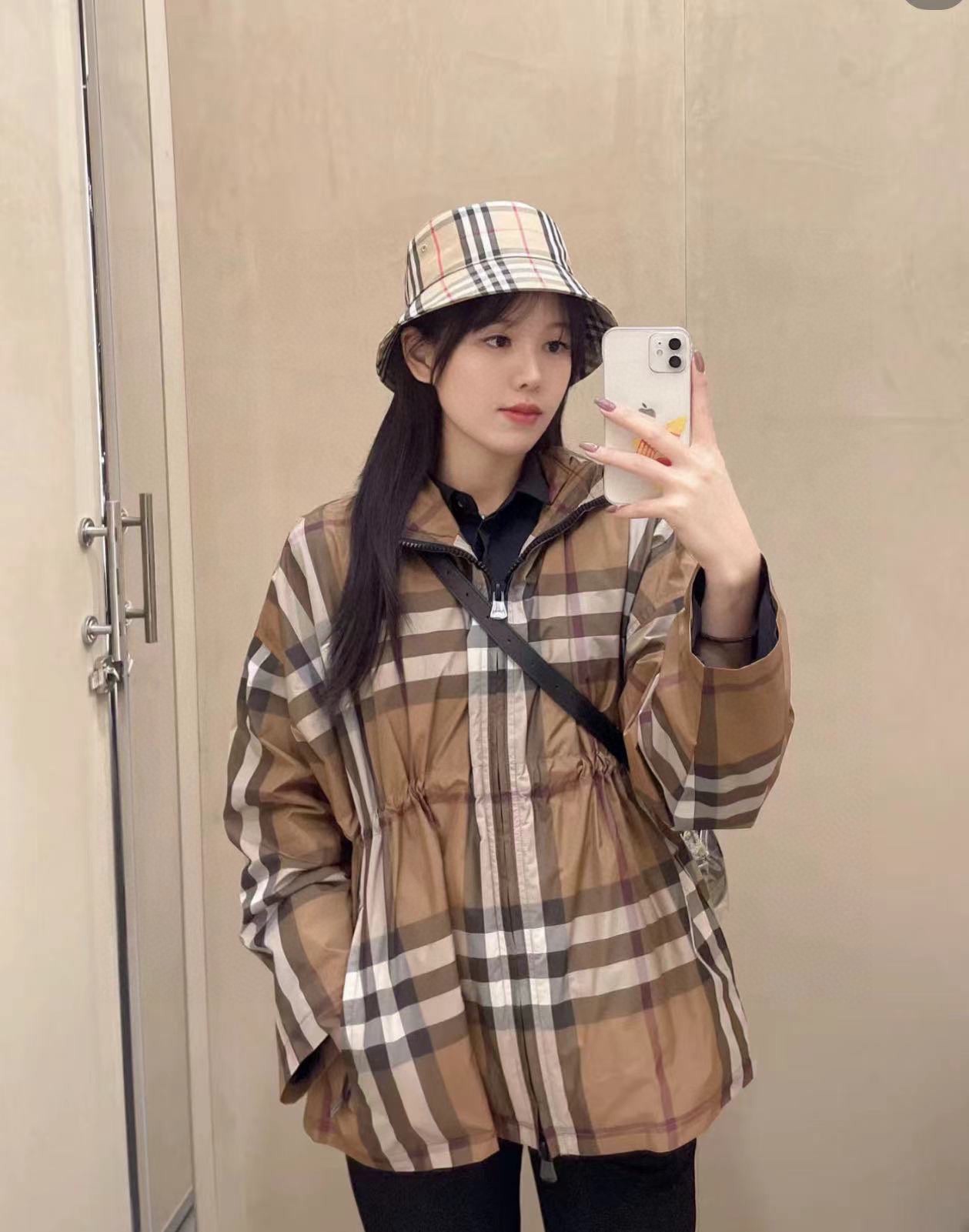 

Burberry（巴宝莉）原单渔夫帽  专柜热卖款纯棉内里，轻盈透气。完美版型，对格精准无误，原厂品