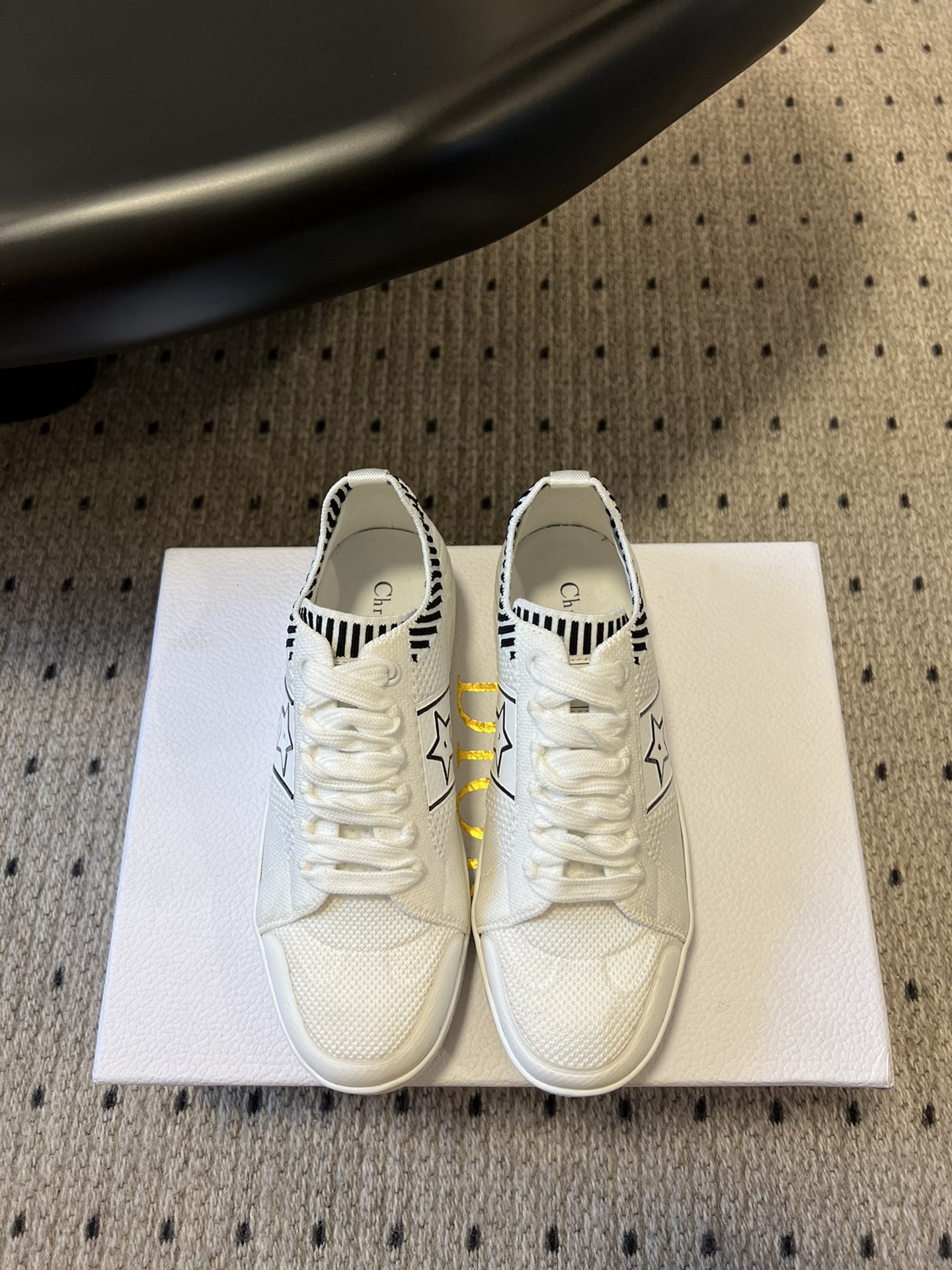 NO:240183,Purchase grade (thin sole, thick sole) Dior 25 Spring and Summer Star sneakers are a classic item that is unique in design. They are carefully crafted from white mesh fabric, with black CD logo and star pattern on the sides, and the tongue is embellished with Christian Dior Paris logo. Paired with a classic light sole, light and comfortable, suitable for all seasons, it can be matched with a variety of casual looks to add the finishing touch. Main tech fabric Lining technology fabric, cowhide leather The tongue is embellished with Christian Dior Paris logo on the sides The side is embellished with CD logo and star pattern on the rubber sole is embellished with Christian Dior lucky star symbol  The upper adopts elastic technology mesh, lightweight and breathable, and uses parameterized weaving technology to increase density in key stress areas and improve support. Calfskin trim selected Italian tanned leather, matte treatment, presenting a delicate matte texture. Double density foam midsole, upper soft memory foam fits the foot shape, lower high rebound EVA provides continuous cushioning Size#35-41 (40 41 customized non-return and exchange), casual shoes/sports shoes, dior, dior, sneakers, cowhide19860909代购级 (薄底款,厚底款) Dior 迪奥25春夏意Star 运动鞋为经典单品经久不衰的设计别具一格. 采用白色网眼织物精心制作,侧面饰以黑色 CD 标志和星星图案,鞋舌点缀以 Christian Dior Paris 标志. 搭配经典轻薄鞋底,轻盈舒适,四季皆宜,可与各式休闲造型搭配,增添点睛之笔. 主体科技面料 里料科技面料,牛皮革 鞋舌饰以 Christian Dior Paris 标志 侧面饰以 CD 标志和星星图案 橡胶鞋底饰以 Christian Dior 的幸运星符号 鞋面采用弹力科技网布,轻质透气,采用参数化编织工艺,在关键受力区域增加密度,提升支撑性 ,小牛皮镶边精选意大利鞣制皮革,经过哑光处理,呈现细腻的雾面质感  双密度泡棉中底,上层柔软记忆棉贴合足型,下层高回弹EVA提供持续缓震  Size#35-41（40 41订做不退换）,休闲鞋/运动鞋,dior,dior,sneakers,cowhide,Women's Shoes