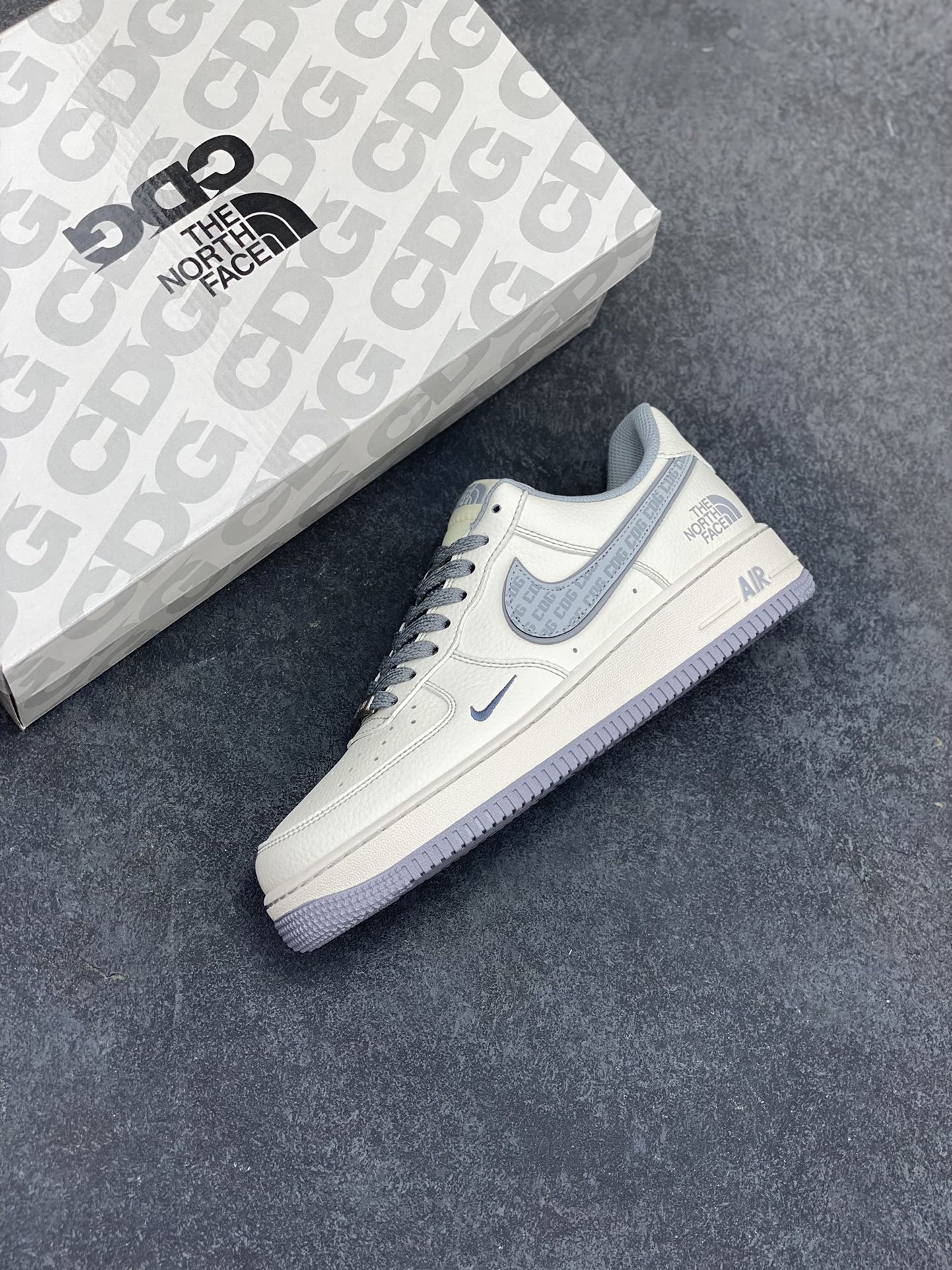 图片[7]-NIke Air Force 1 \’07 Low “北面联名——CDG米灰勾”空军一号 低帮 运动鞋 休闲鞋 折边针车 工艺难度大 原楦头原纸板 原装鞋盒 定制五金配件 内置全掌气垫 原厂鞋底 货号：HH7518-052 尺码：36 36.5 37.5 38 38.5 39 40 40.5 41 42 42.5 43 44 44.5 45-选品中心